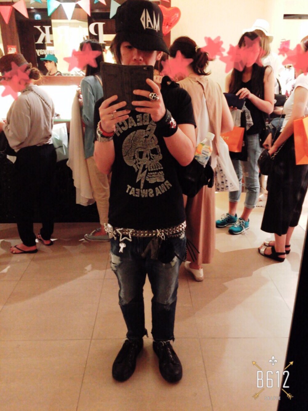 「rock」｜「RNAのアイテム（デニムパンツ、ブルー系）」を使った、Rockstar☆さん（メンズ・162cm）の冬コーディネートの1枚目の写真