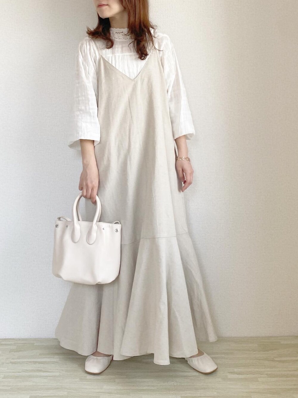 ベージュ系のワンピース、ホワイト系のシャツ/ブラウス、ホワイト系のショルダーバッグを着用したレディースの春コーディネートの1枚目の写真