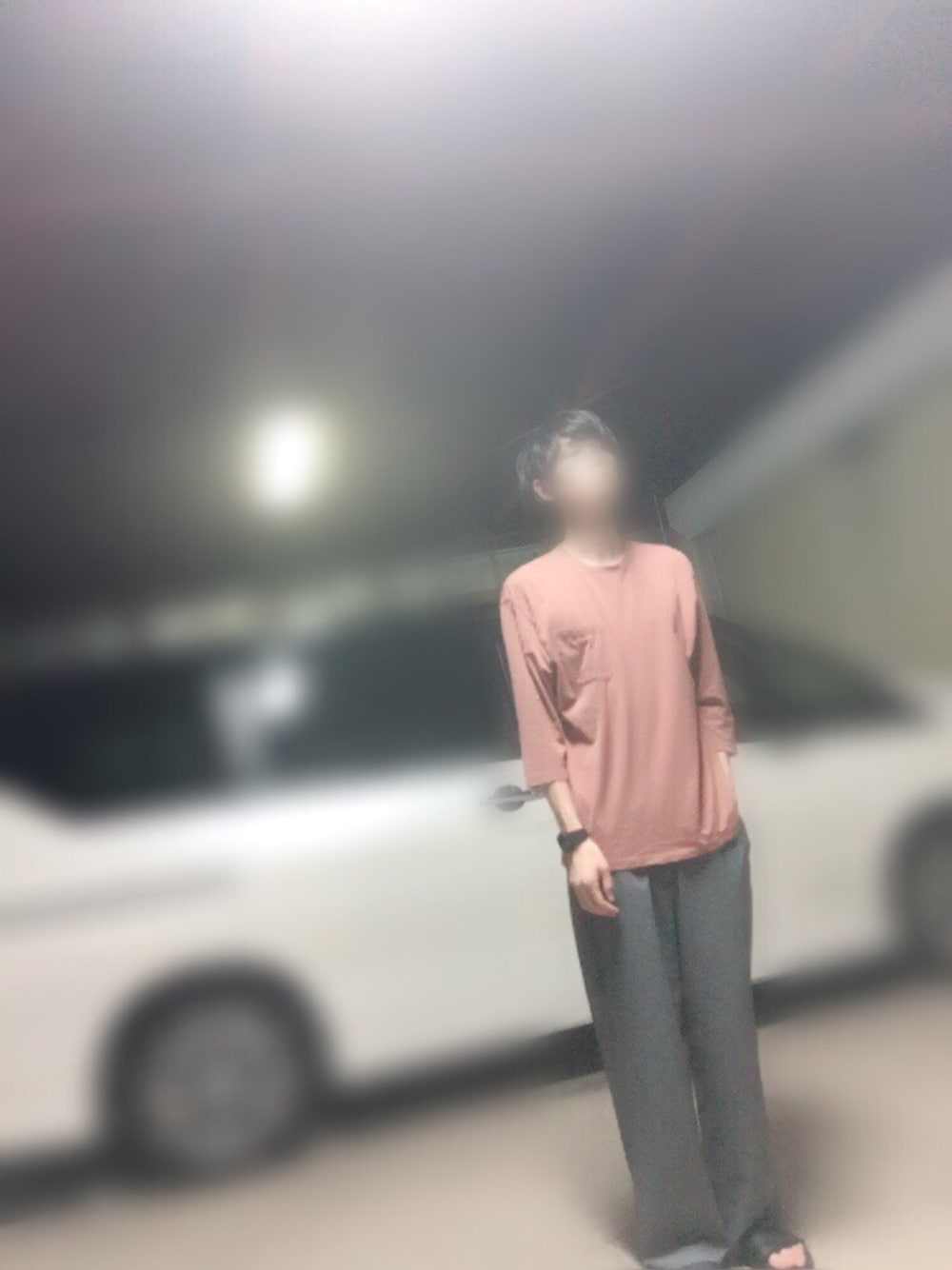 ブラウン系のTシャツ/カットソー、グレー系のスラックス、ブラック系のサンダルを着用したメンズの夏コーディネートの1枚目の写真
