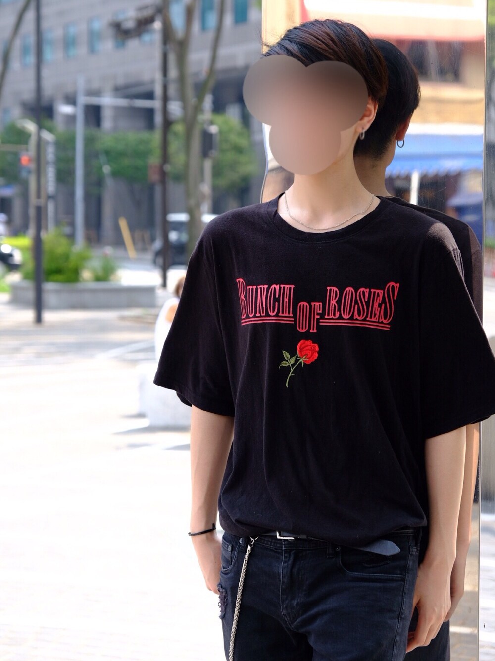 「お洒落さんとつながりたい、韓国ファッション、いいね、save、フォローお願いします🤑、Tシャツ、カジュアルコーデ、シンプルコーデ、フォローミー」｜「13MONTHのアイテム（Tシャツ/カットソー、ブラック系）」を使った、ZIRA🎭さん（メンズ・177cm）の秋コーディネートの1枚目の写真