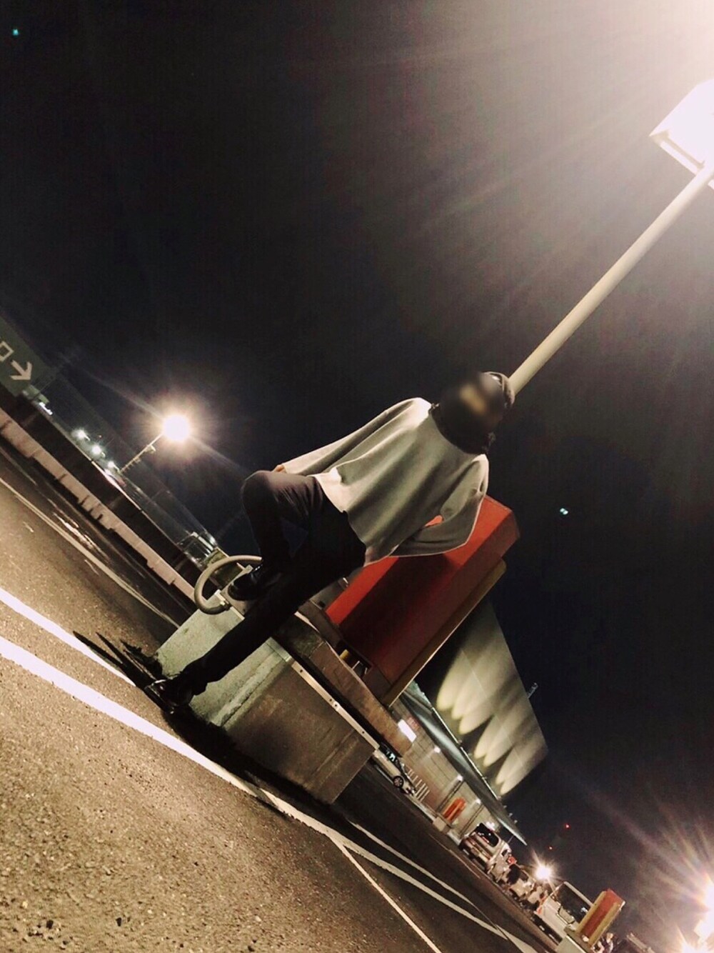 「秋冬コーデ、お洒落さんとつながりたい、GU、ドクターマーチン、黒、いいね、save、フォローお願いします🤑、大人カジュアル」｜「HAREのアイテム（Tシャツ/カットソー、グレー系）」を使った、ZIRA🎭さん（メンズ・177cm）の秋コーディネートの1枚目の写真