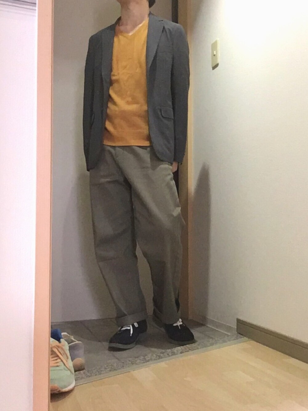 「シンプルコーデ」｜「EMMA CLOTHESのアイテム（その他パンツ、ブラウン系）」を使った、Kimuraさん（メンズ・165cm）の春コーディネートの1枚目の写真