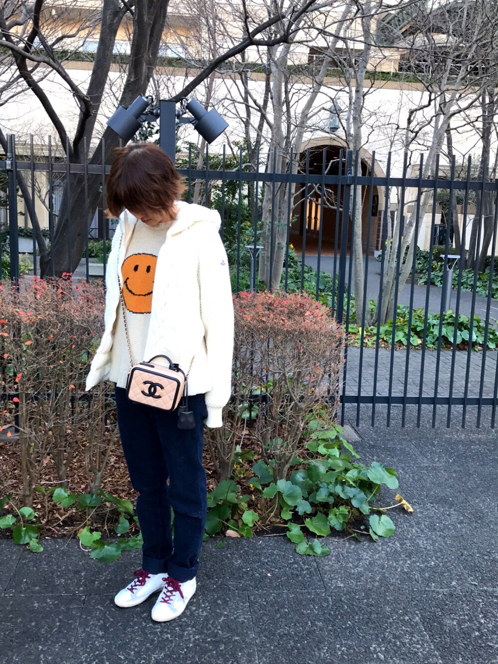 「モンクレール、MONCLER、ACNE、AcneStudios、ニット、コーデュロイ、ゴールデングース、GOLDEN GOOSE、chanel、ジャクソンマティス」｜「MONCLERのアイテム（ブルゾン、ホワイト系）」を使った、あしゅりーさん（レディース・165cm）の冬コーディネートの1枚目の写真