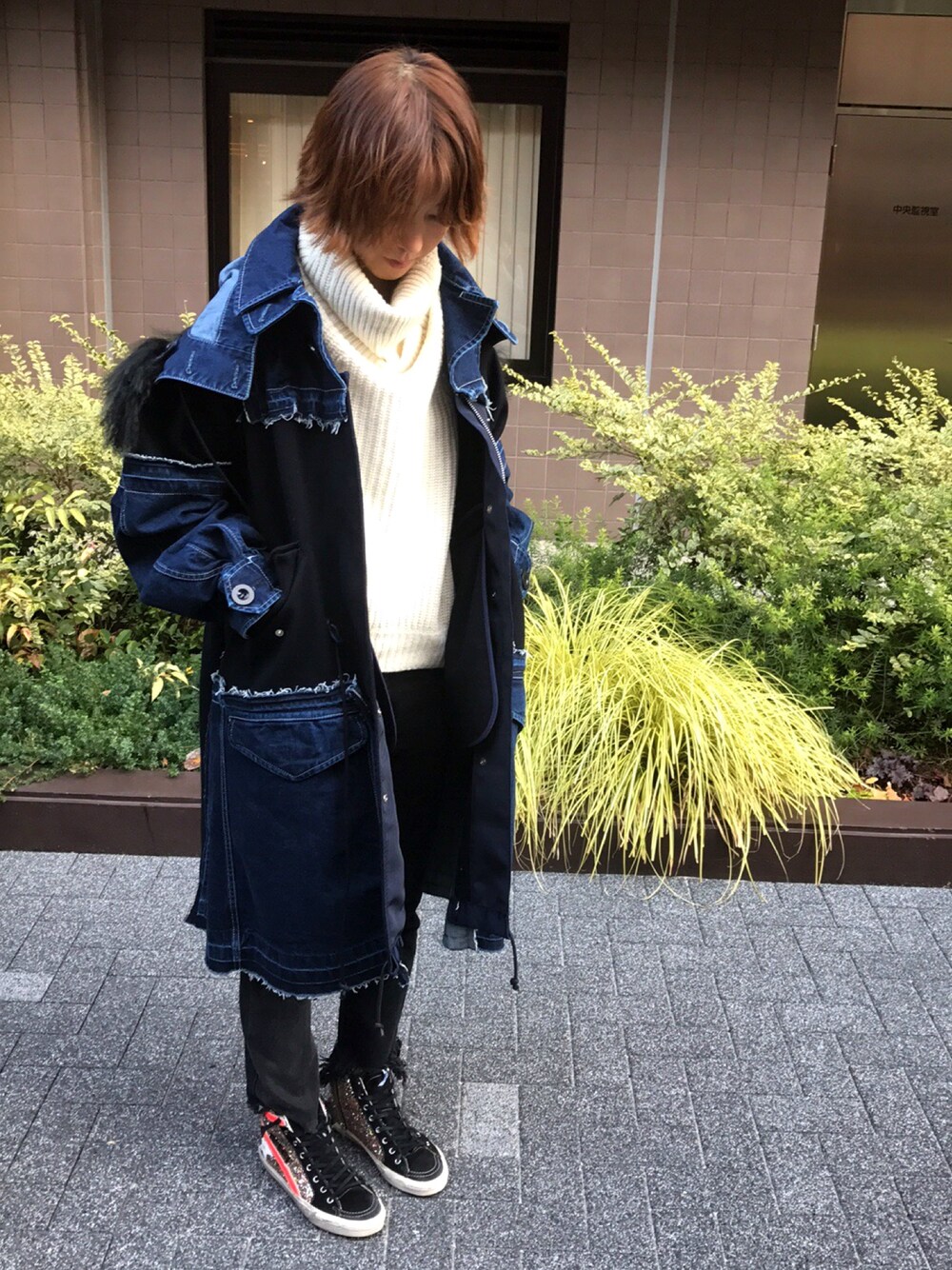 「sacai、サカイ、デニム、ゴールデングース、GOLDEN GOOSE、スニーカー、TOGA、TOGA PULLA、トーガ、77circa」｜「TOGA PULLAのアイテム（ニット/セーター、ホワイト系）」を使った、あしゅりーさん（レディース・165cm）の冬コーディネートの1枚目の写真