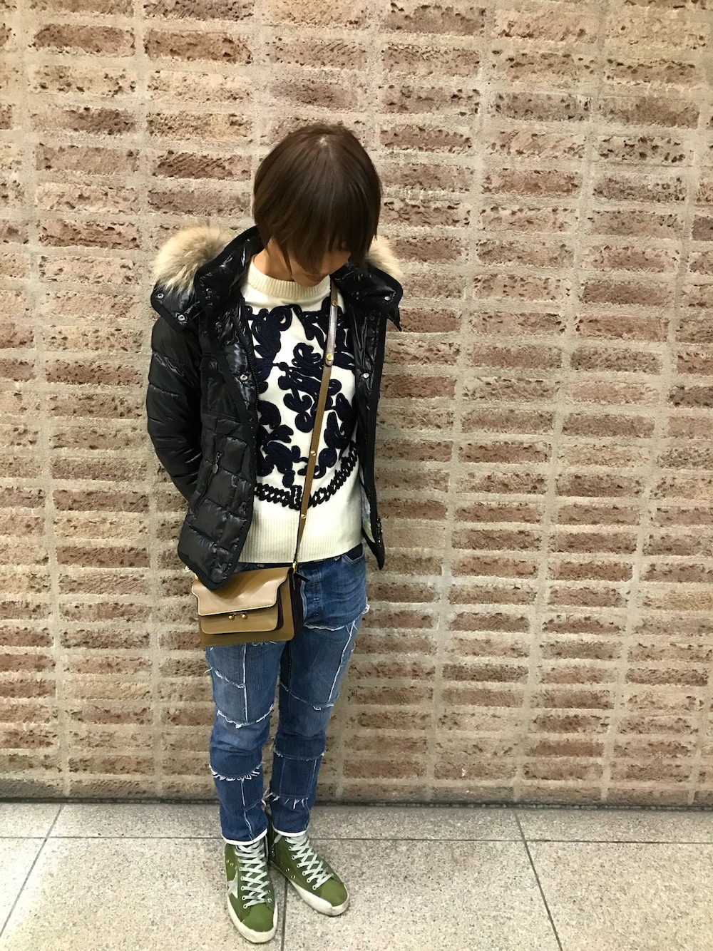 「スニーカー、デニムパンツ、ゴールデングース、GOLDEN GOOSE、サカイ、sacai、モンクレール、MONCLER」｜「Sacaiのアイテム（ニット/セーター、ホワイト系）」を使った、あしゅりーさん（レディース・165cm）の冬コーディネートの1枚目の写真