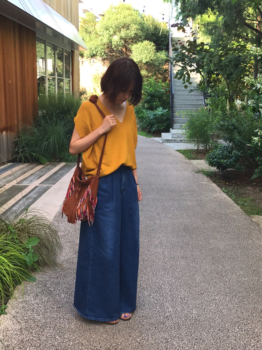 「夏、大人カジュアル、デニム、デニムパンツ、マスタード、からし色、ロンハーマン、IENA、サンダル、休日コーデ」｜「IENAのアイテム（Tシャツ/カットソー、イエロー系）」を使った、あしゅりーさん（レディース・165cm）の夏コーディネートの1枚目の写真