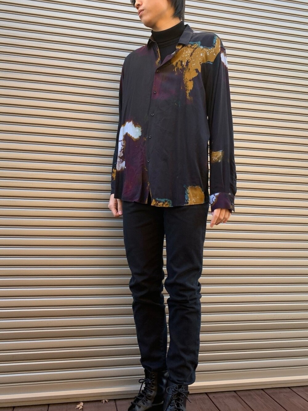 ブラック系のシャツ/ブラウス、ブラック系のパンツを着用したメンズの冬コーディネートの1枚目の写真