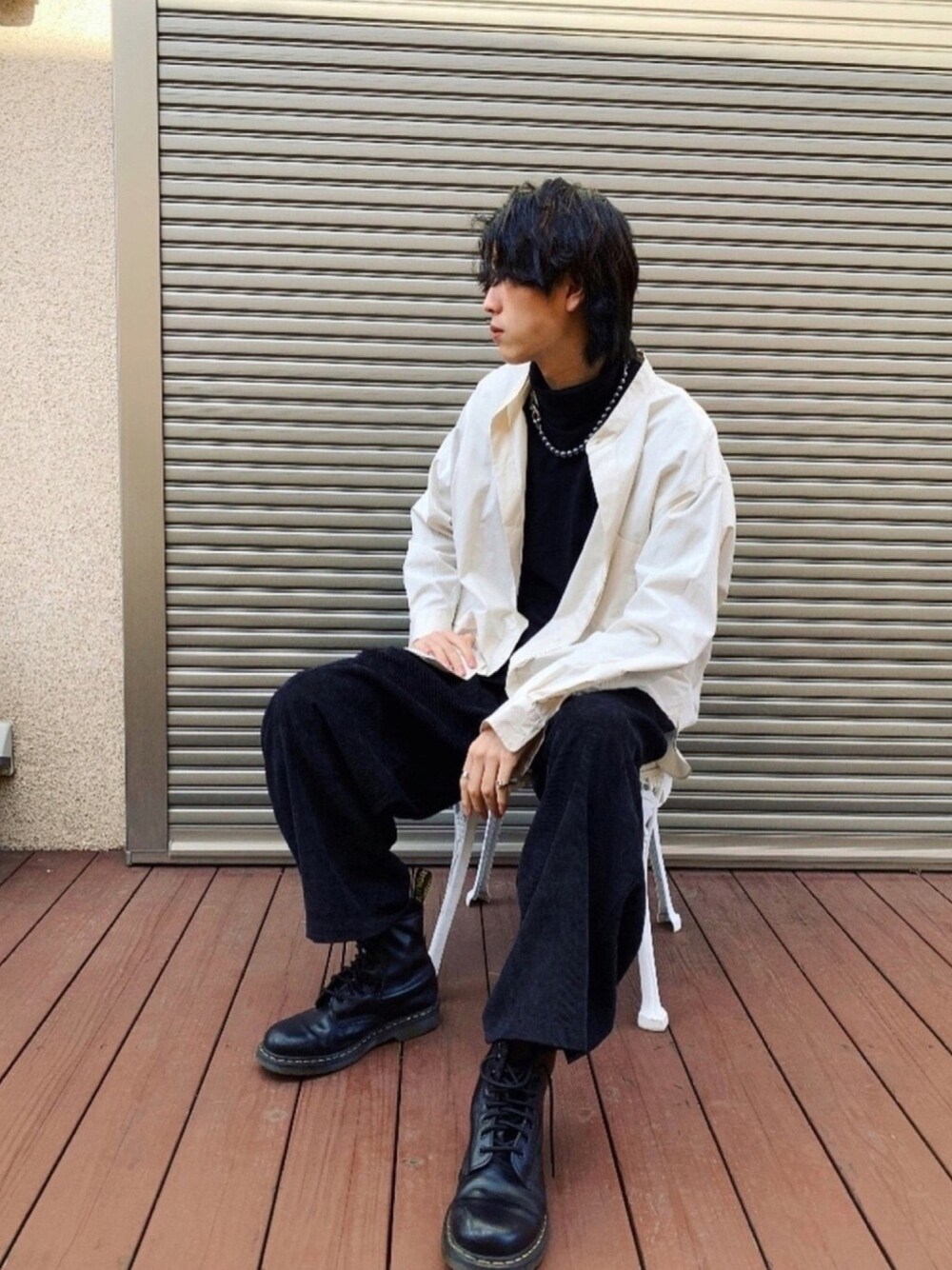 ブラック系のブーツ、ブラック系のパンツ、ホワイト系のシャツ/ブラウスを着用したメンズの冬コーディネートの1枚目の写真
