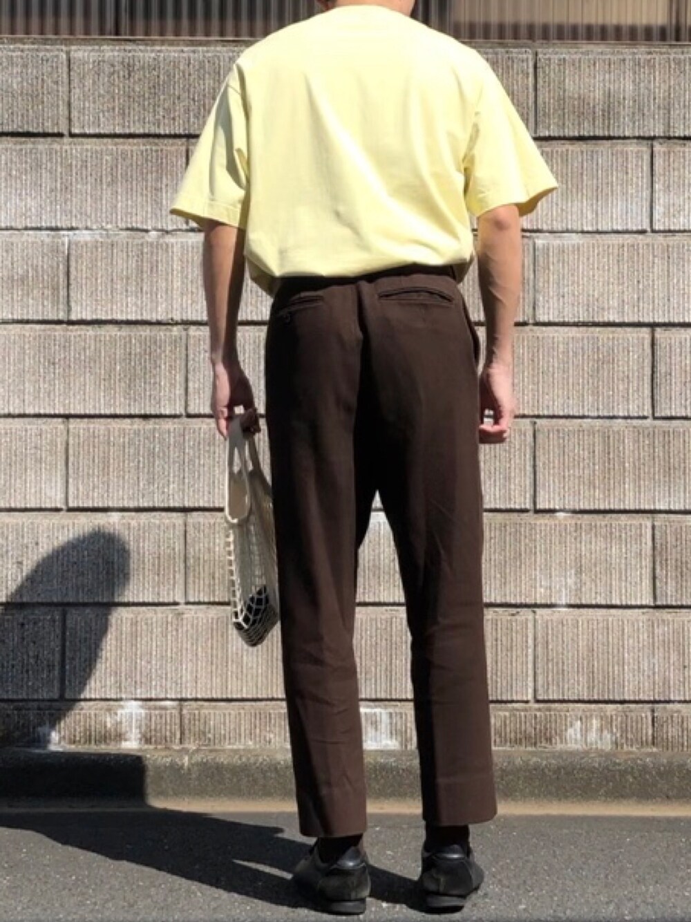 「シンプルコーデ、タックイン、夏コーデ、春コーデ、大学生コーデ、Hender Scheme、エンダースキーマ、黄色」｜「NEATのアイテム（パンツ、ブラウン系）」を使った、ナイスさん（メンズ・169cm）の春コーディネートの1枚目の写真