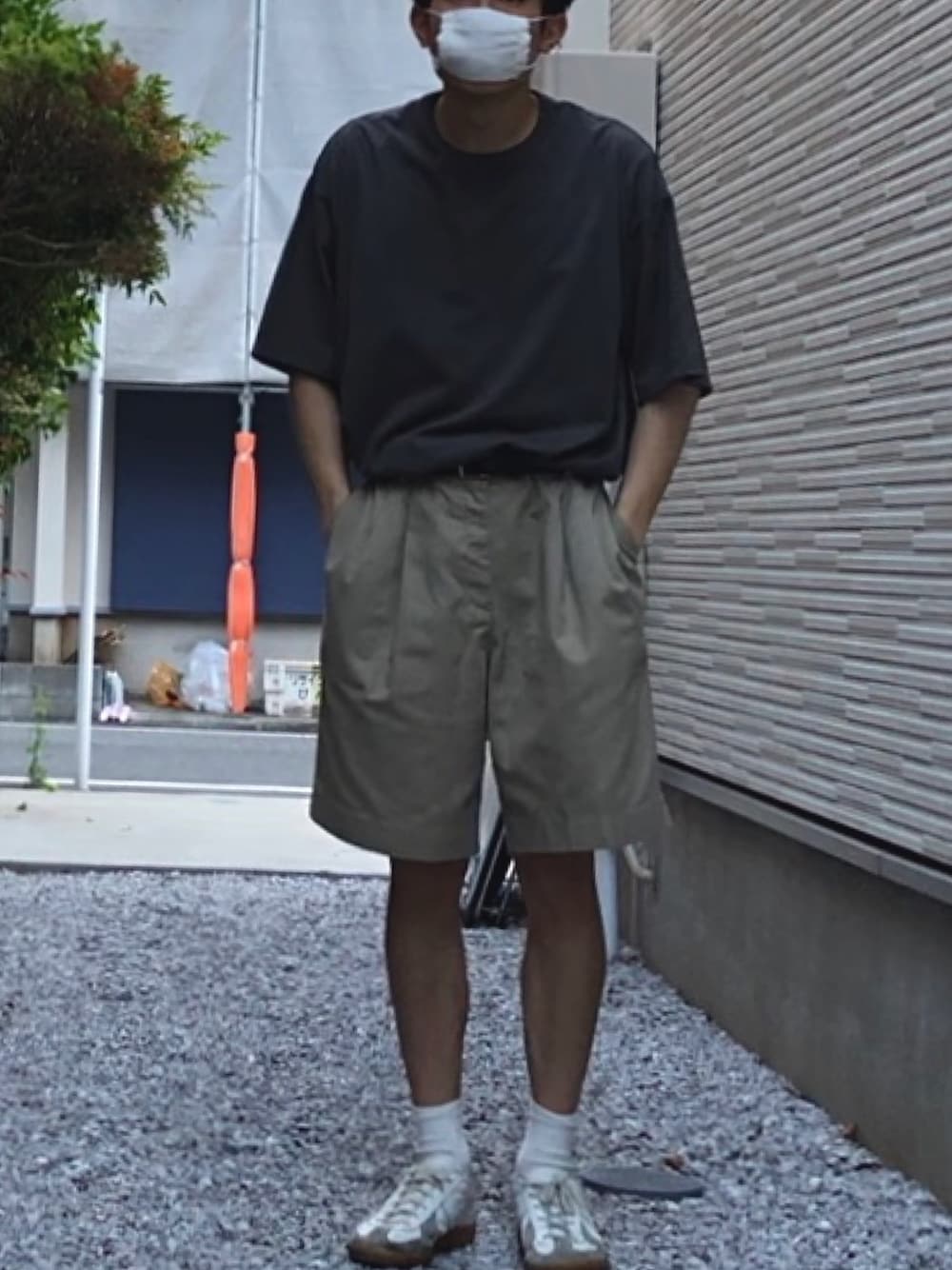 「半袖、ショートパンツ、古着コーデ、古着MIX、ジャーマントレーナー、軍モノ、夏コーデ、タックイン、無印良品」｜「Graphpaperのアイテム（Tシャツ/カットソー、グレー系）」を使った、ナイスさん（メンズ・169cm）の春コーディネートの1枚目の写真