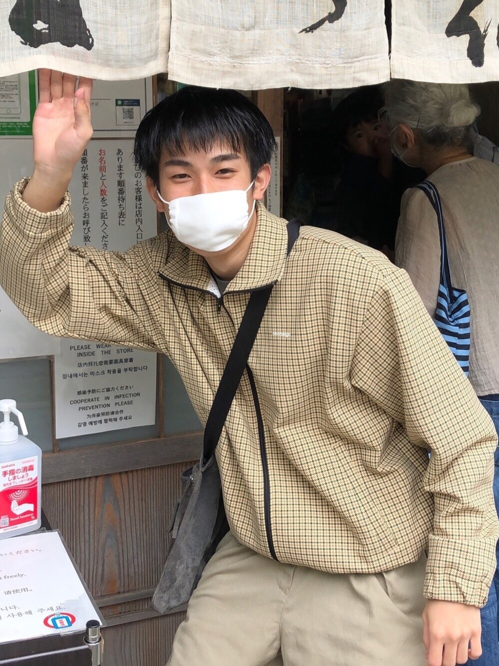 「ブルゾン、春夏コーデ、ショートパンツ、大学生コーデ、ショルダーバッグ、エンダースキーマ、Hender Scheme、ガングラブチェック、ショーツ、アベノマスク」｜「Hender Schemeのwaist belt bag（ショルダーバッグ、グレー系）」を使った、ナイスさん（メンズ・169cm）の春コーディネートの1枚目の写真