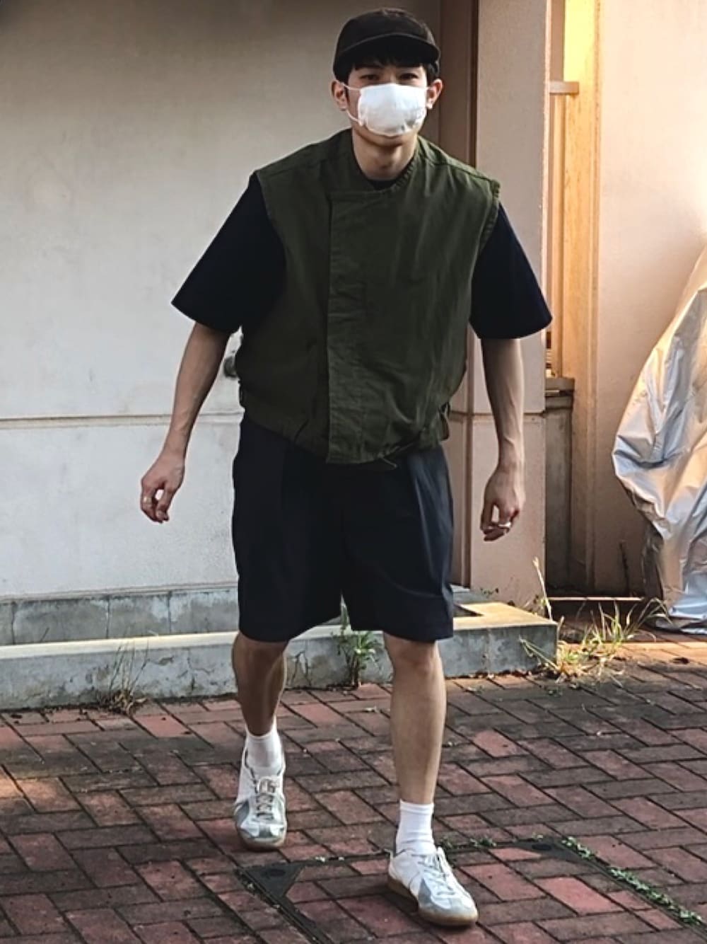 「軍モノ、ベスト、ショートパンツ、ショーツ、ジャーマントレーナー、ミリタリーコーデ、大学生コーデ、これが私をアゲる服、夏コーデ」｜「TEATORAのウォレットショーツリゾート（パンツ、ブラック系）」を使った、ナイスさん（メンズ・169cm）の春コーディネートの1枚目の写真