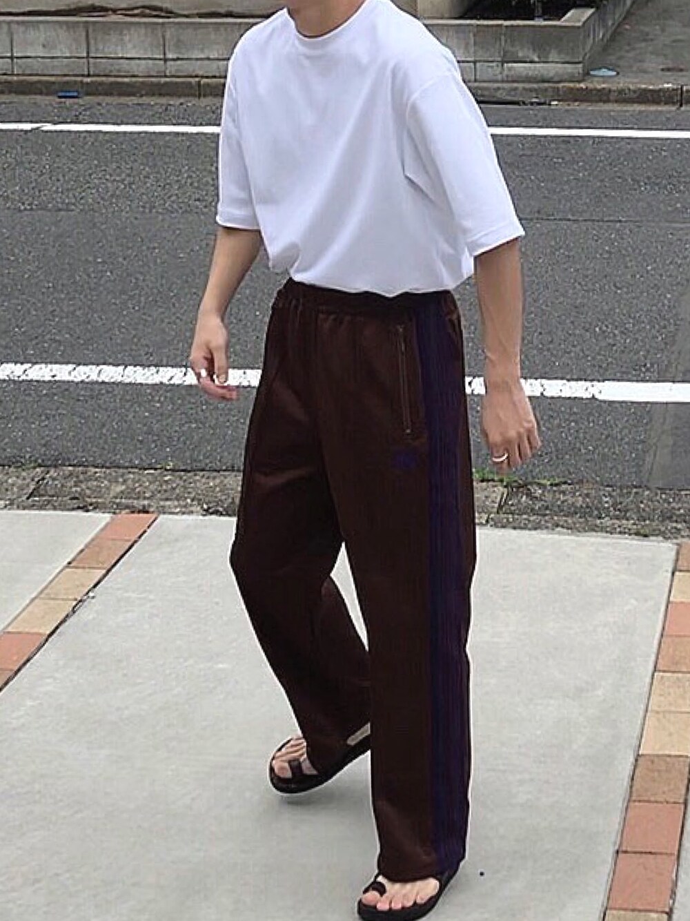 「NEEDLES、トラックパンツ、サンダル、ニードルス、JUTTA NUEMANN、UNIQLO U、タックイン、夏コーデ、これが私をアゲる服、大学生コーデ」｜「Needlesのアイテム（パンツ、ブラウン系）」を使った、ナイスさん（メンズ・169cm）の春コーディネートの1枚目の写真