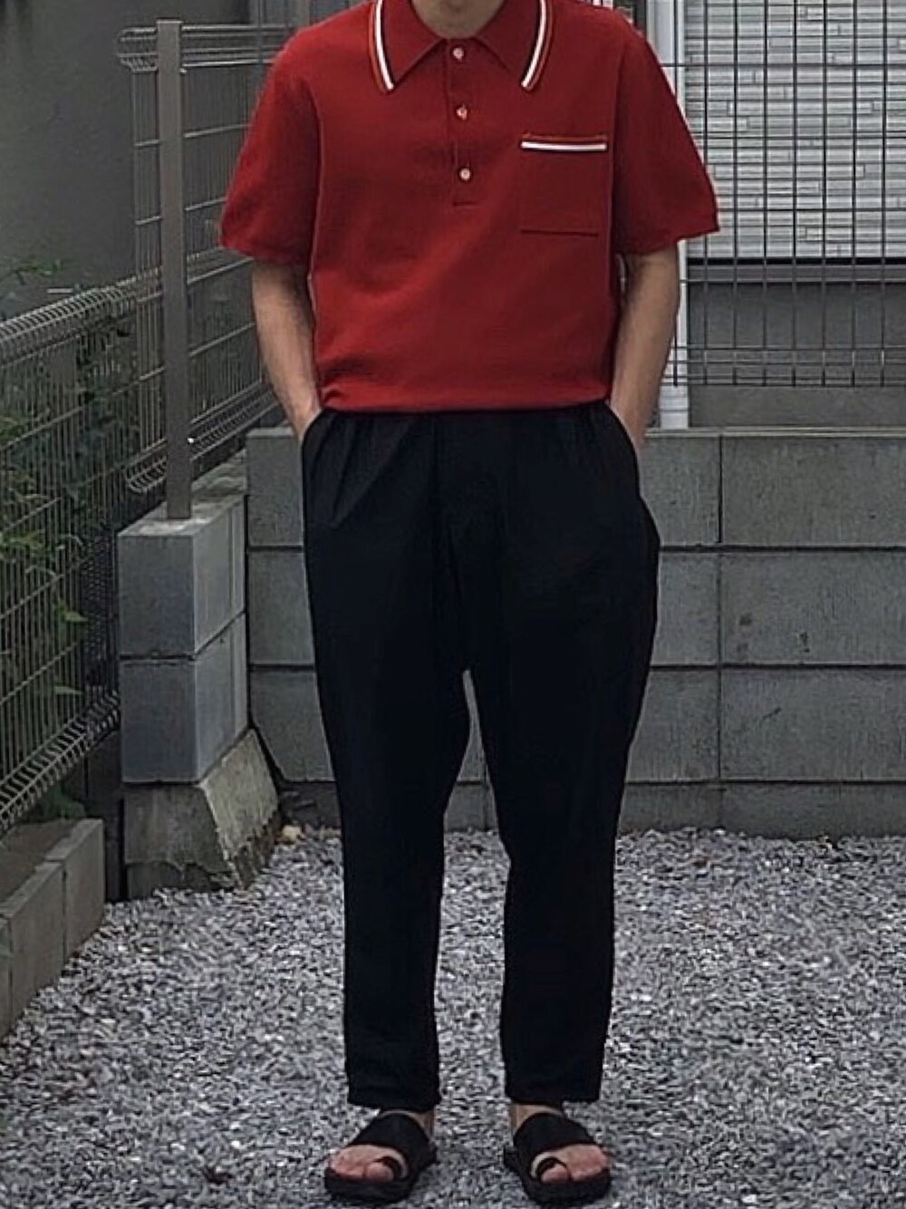 「ニットポロ、ポロシャツ、古着、古着MIX、graphpaper、コックパンツ、タックイン、大学生コーデ、春夏コーデ、休日スタイル」｜「GraphpaperのStretch Typewriter Cook Pants（その他パンツ、ブラック系）」を使った、ナイスさん（メンズ・169cm）の春コーディネートの1枚目の写真