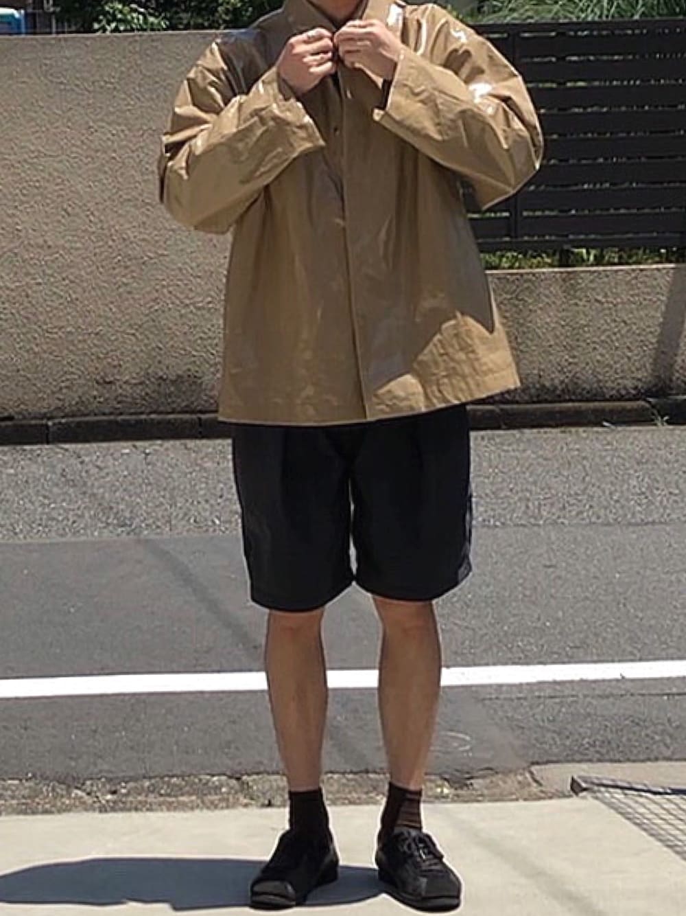 「春夏コーデ、休日スタイル、ショーツ、ショートパンツ、AURALEE、TEATORA、Hender Scheme、エンダースキーマ、大学生コーデ」｜「TEATORAのウォレットショーツリゾート（パンツ、ブラック系）」を使った、ナイスさん（メンズ・169cm）の春コーディネートの1枚目の写真