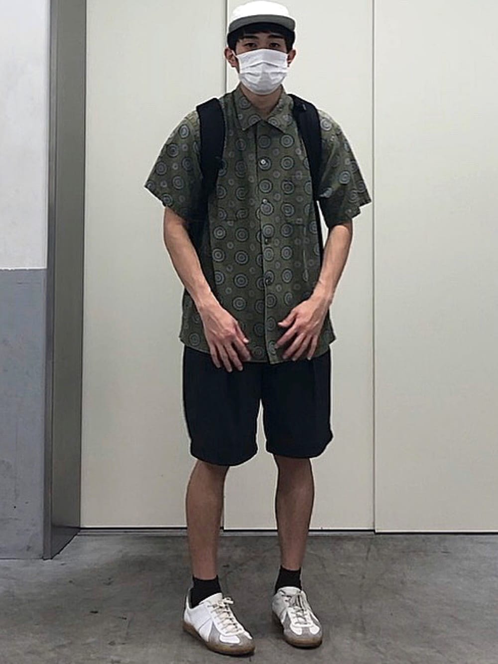 「古着MIX、柄シャツ、ショーツ、ショートパンツ、夏コーデ、ジャーマントレーナー、軍モノ、キャップ、TEATORA、半袖シャツ」｜「TEATORAのウォレットショーツリゾート（パンツ、ブラック系）」を使った、ナイスさん（メンズ・169cm）の春コーディネートの1枚目の写真