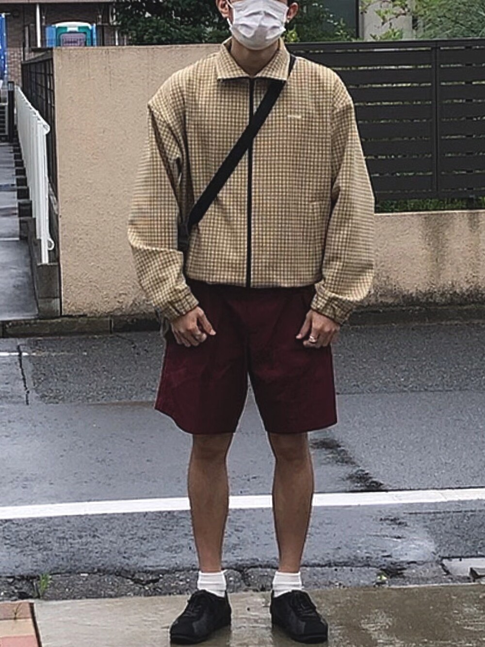「ショーツ、ショートパンツ、Hender Scheme、エンダースキーマ、夏コーデ、大学生コーデ」｜「E.TAUTZのアイテム（パンツ、レッド系）」を使った、ナイスさん（メンズ・169cm）の春コーディネートの1枚目の写真