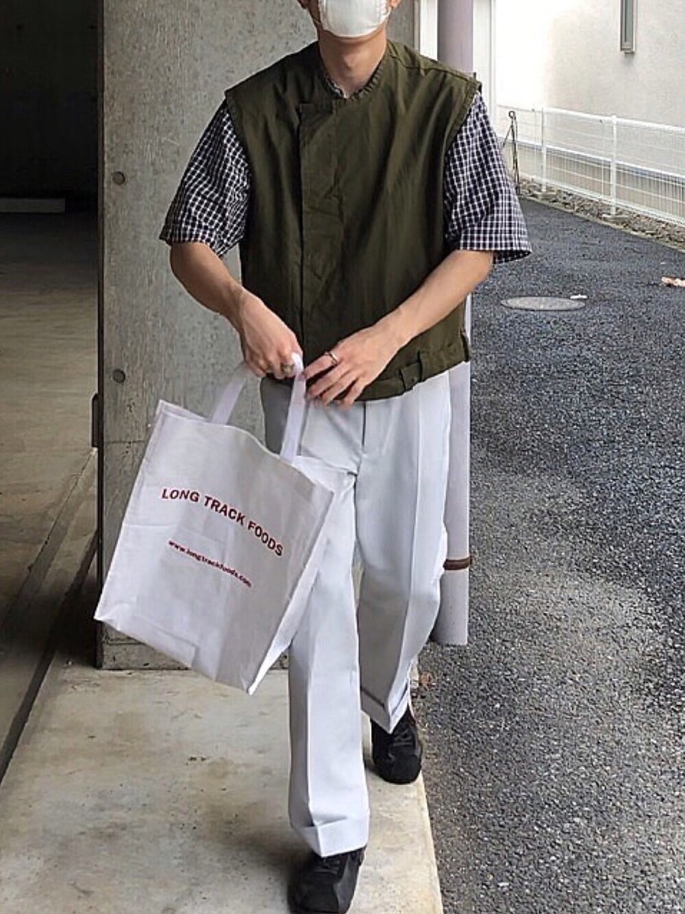 「COMOLI、コモリシャツ、ミリタリーベスト、ミリタリーコーデ、白パンツ、これが私をアゲる服、古着MIX、軍モノ、大学生コーデ、春夏コーデ」｜「KAIKOのアイテム（スラックス、グレー系）」を使った、ナイスさん（メンズ・169cm）の春コーディネートの1枚目の写真