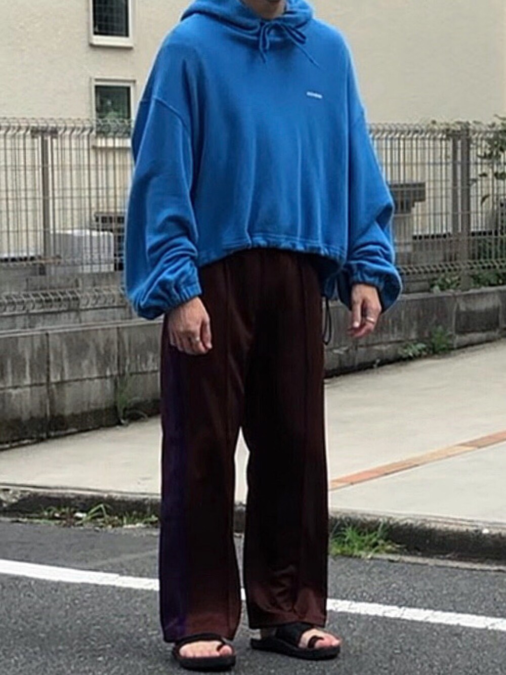 「パーカー、NEEDLES、ニードルス、トラックパンツ、サンダル、JUTTA NUEMANN、春夏コーデ、大学生コーデ、リラックススタイル」｜「NEONSIGNのアイテム（パーカー、ブルー系）」を使った、ナイスさん（メンズ・169cm）の春コーディネートの1枚目の写真