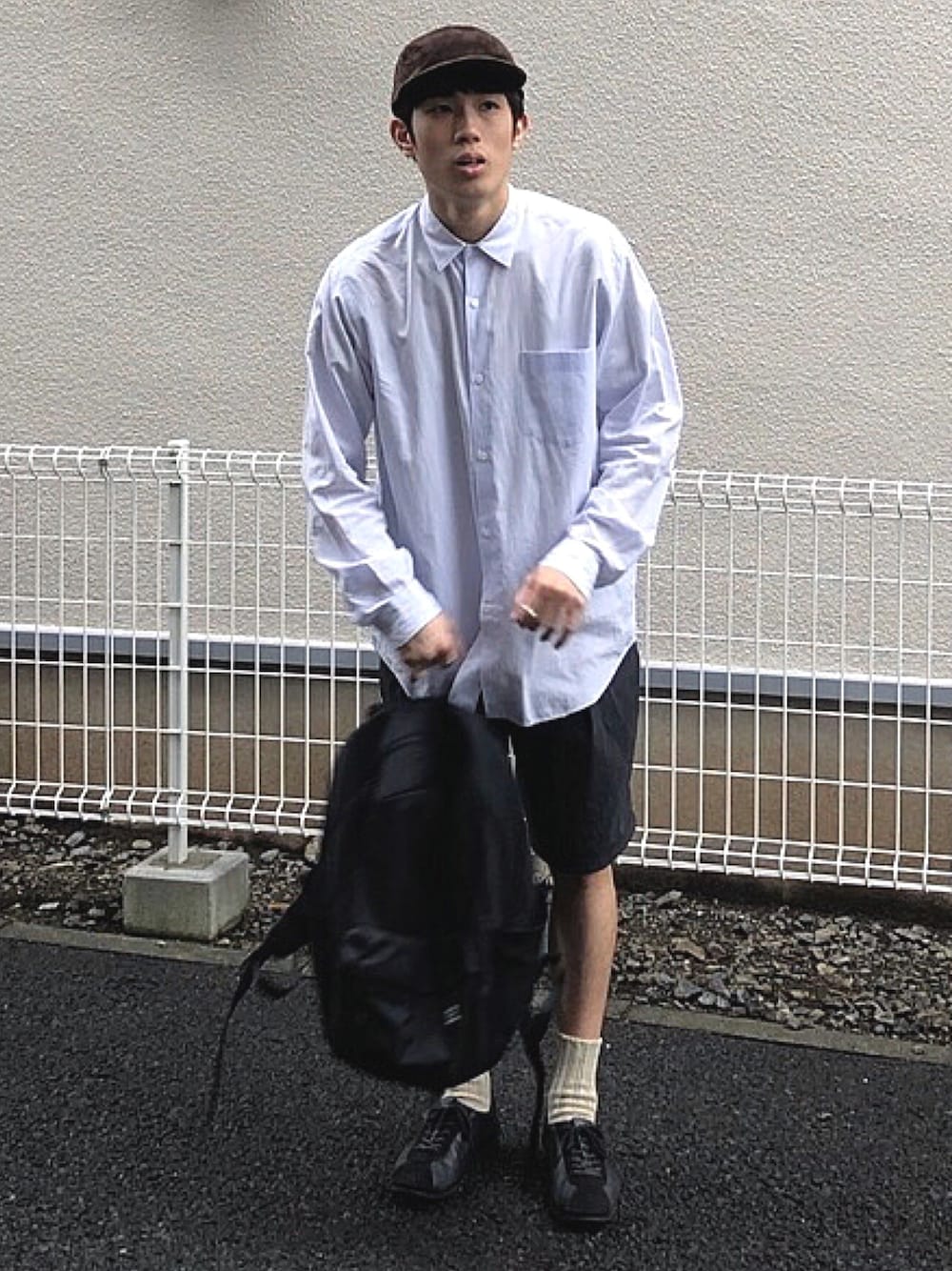 「シティーボーイ、これが私をアゲる服、コモリシャツ、COMOLI、大学生コーデ、ショーツ、ショートパンツ、夏コーデ、キャップ」｜「TEATORAのウォレットショーツリゾート（パンツ、ブラック系）」を使った、ナイスさん（メンズ・169cm）の春コーディネートの1枚目の写真