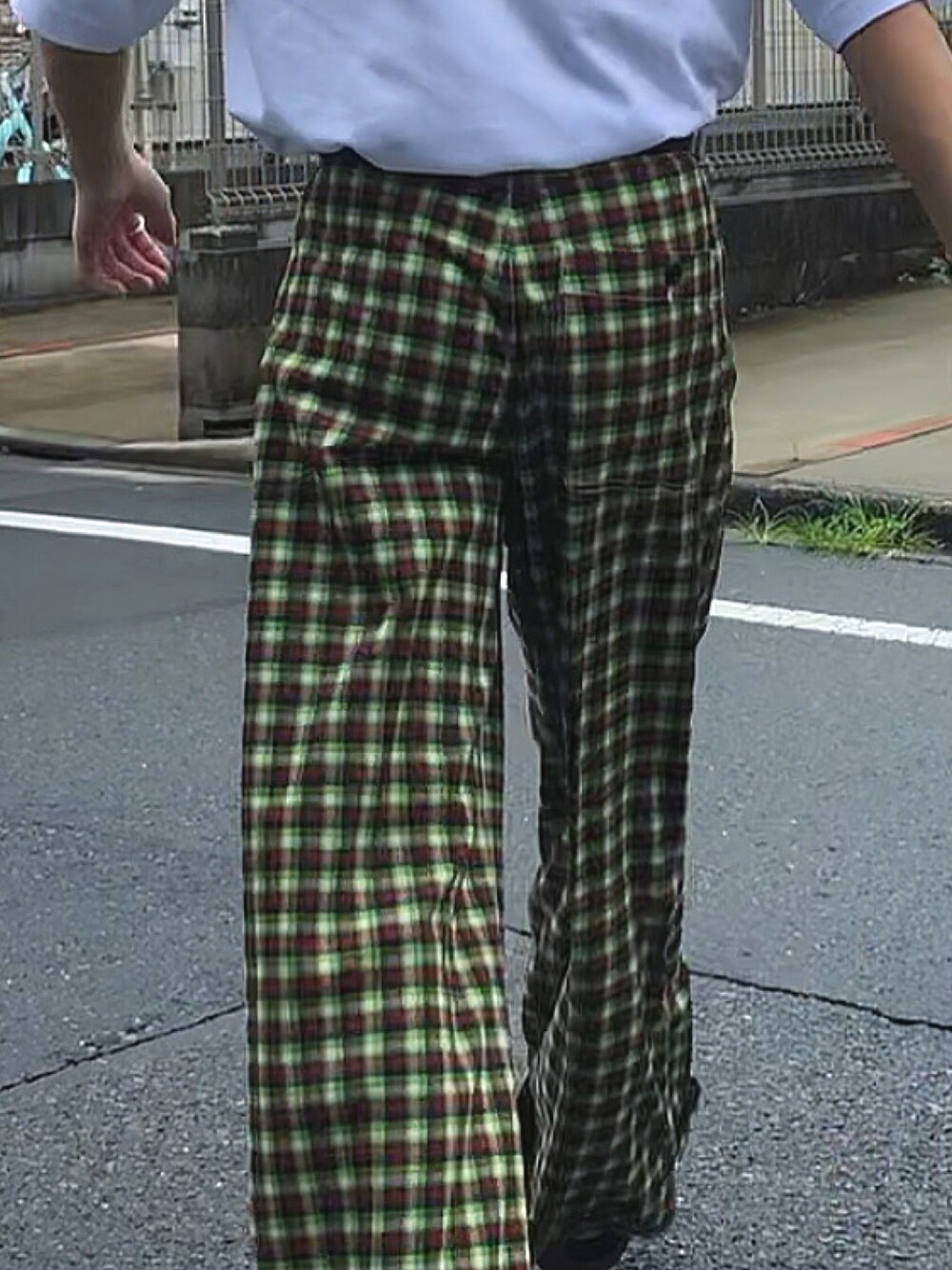 「柄パンツ、TOGA、タックイン、大学生コーデ、春夏コーデ」｜「TOGAのアイテム（パンツ、その他）」を使った、ナイスさん（メンズ・169cm）の春コーディネートの1枚目の写真