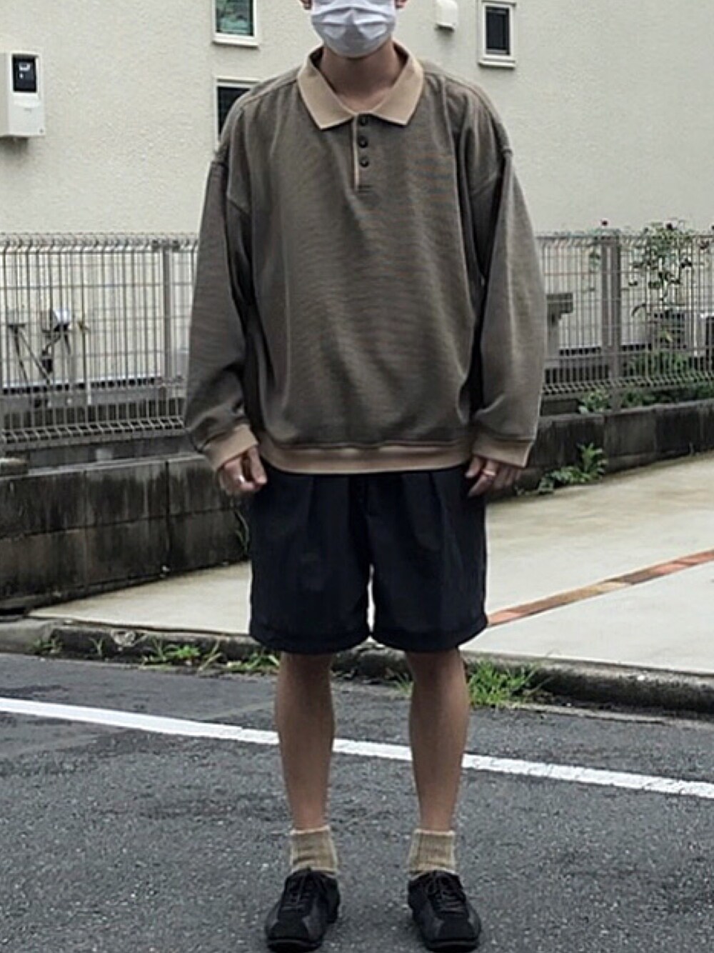「ニットポロ、ポロシャツ、ショーツ、ショートパンツ、夏コーデ、大学生コーデ」｜「TEATORAのウォレットショーツリゾート（パンツ、ブラック系）」を使った、ナイスさん（メンズ・169cm）の春コーディネートの1枚目の写真