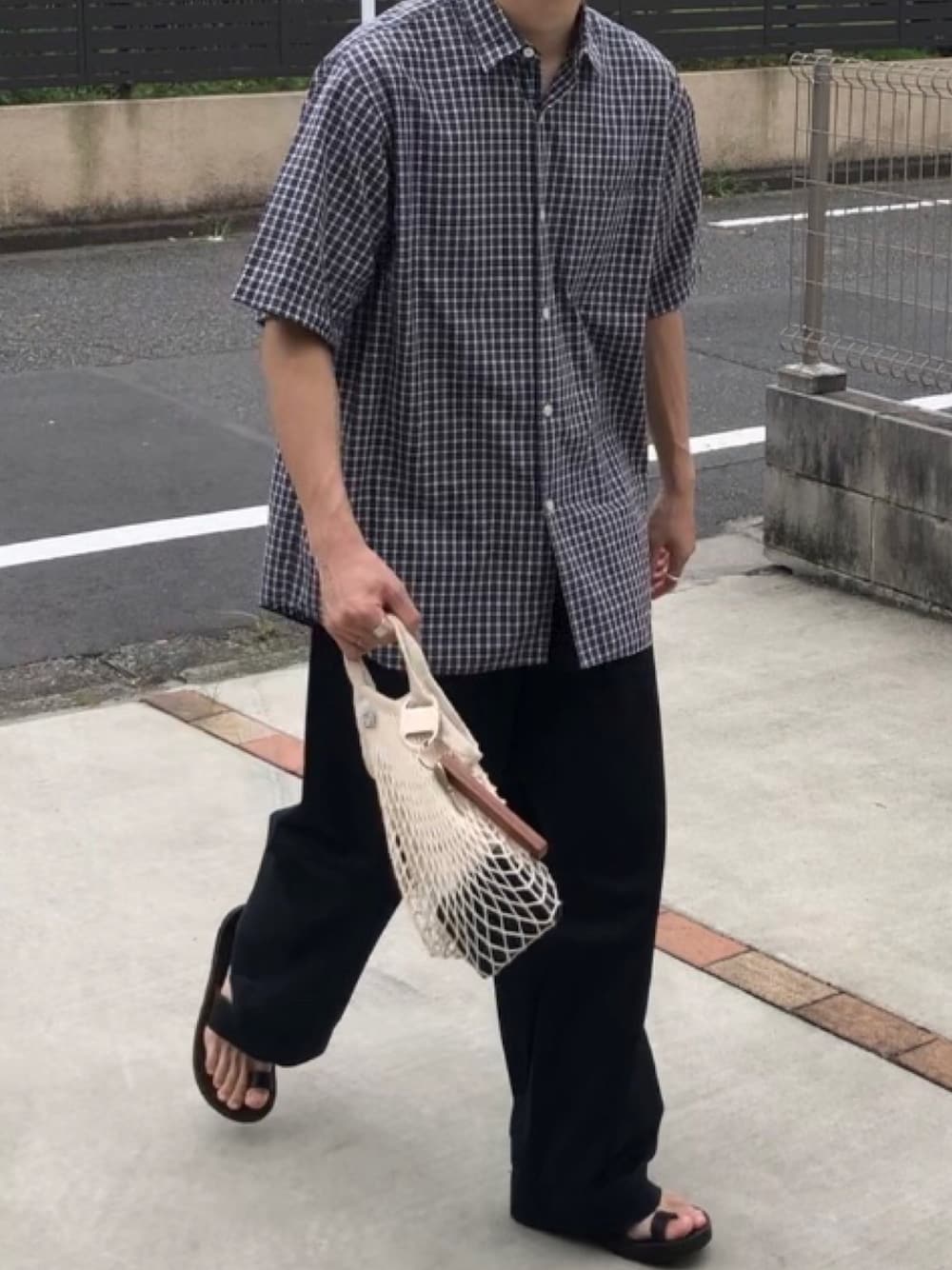 「コモリシャツ、タータンチェック、半袖シャツ、COMOLI、サンダル、JUTTA NUEMANN、Hender Scheme、エンダースキーマ、夏コーデ、大学生コーデ」｜「JUTTA NEUMANNのJutta Neumann / ユッタ ニューマン：ALICE-BIRKEN SOLE ROUND TOE：ALICE[MUS]（サンダル、ブラック系）」を使った、ナイスさん（メンズ・169cm）の春コーディネートの1枚目の写真