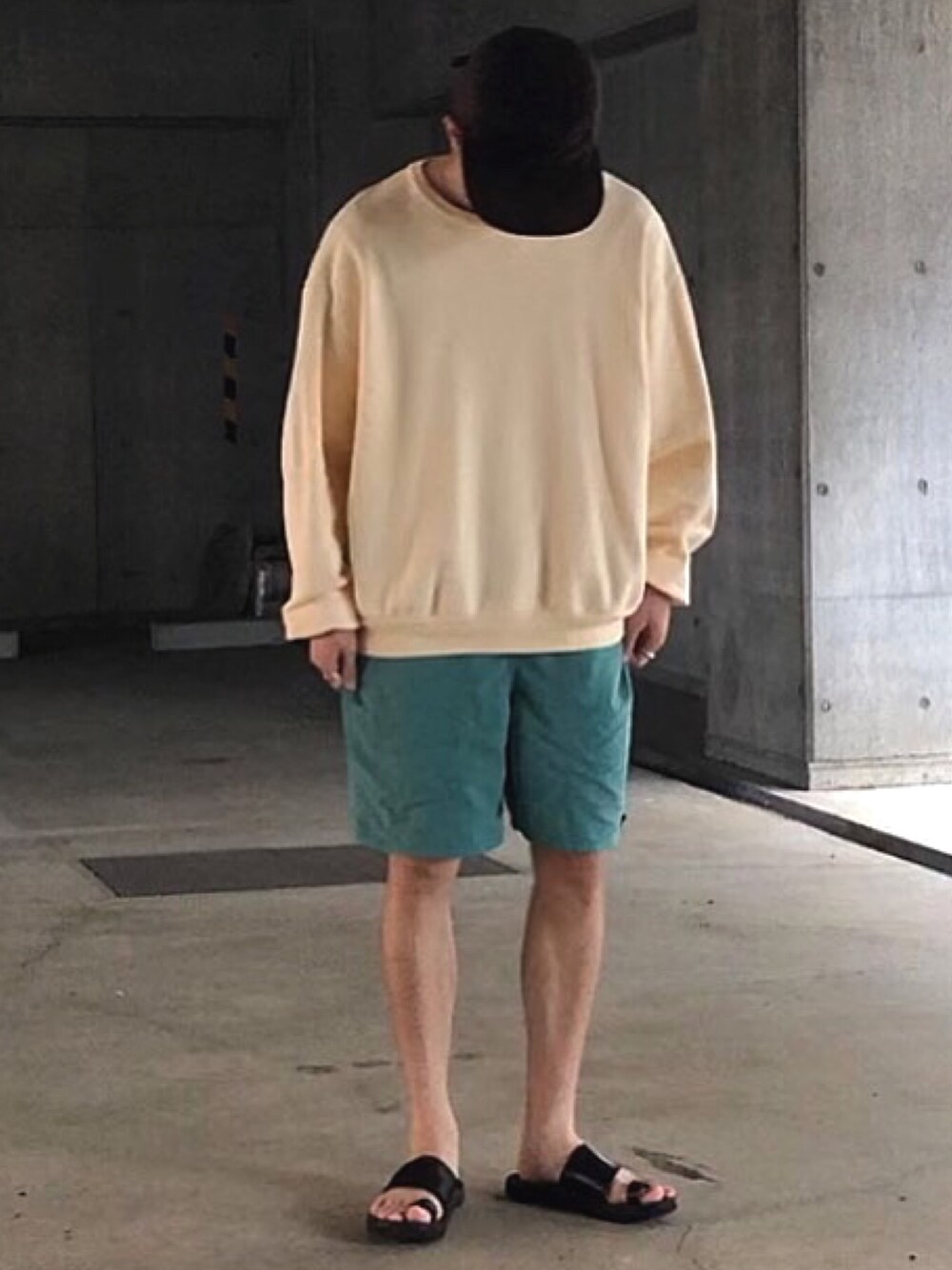 「Hender Scheme、エンダースキーマ、patagonia、パタゴニア、ショーツ、ショートパンツ、夏コーデ、サンダル、JUTTA NUEMANN、海」｜「WELLDERのアイテム（スウェット、ベージュ系）」を使った、ナイスさん（メンズ・169cm）の春コーディネートの1枚目の写真
