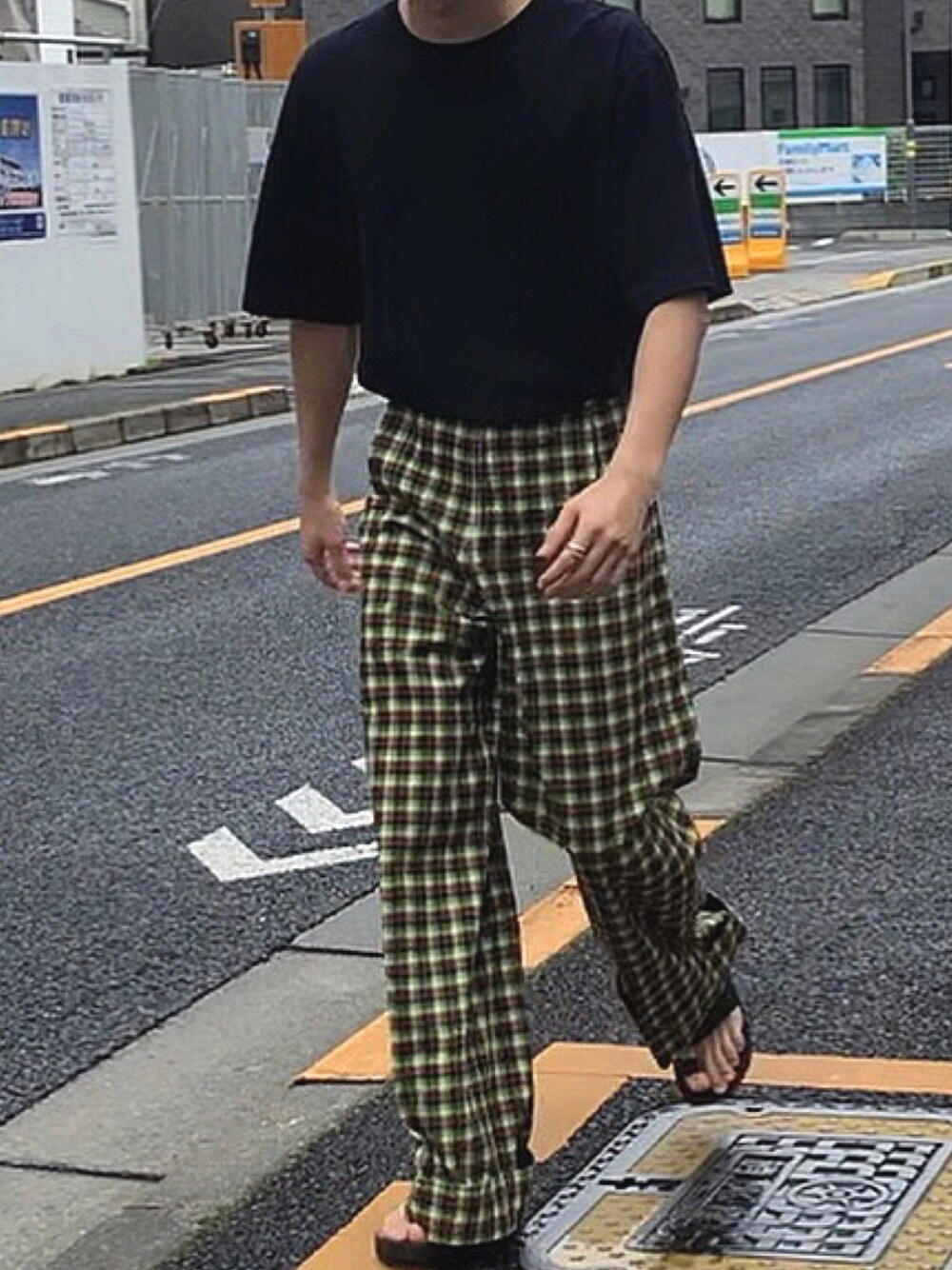 「TOGA、柄パンツ、サンダル、JUTTA NUEMANN、graphpaper、パックT、タックイン、大学生コーデ、夏コーデ」｜「TOGAのアイテム（パンツ、その他）」を使った、ナイスさん（メンズ・169cm）の夏コーディネートの1枚目の写真