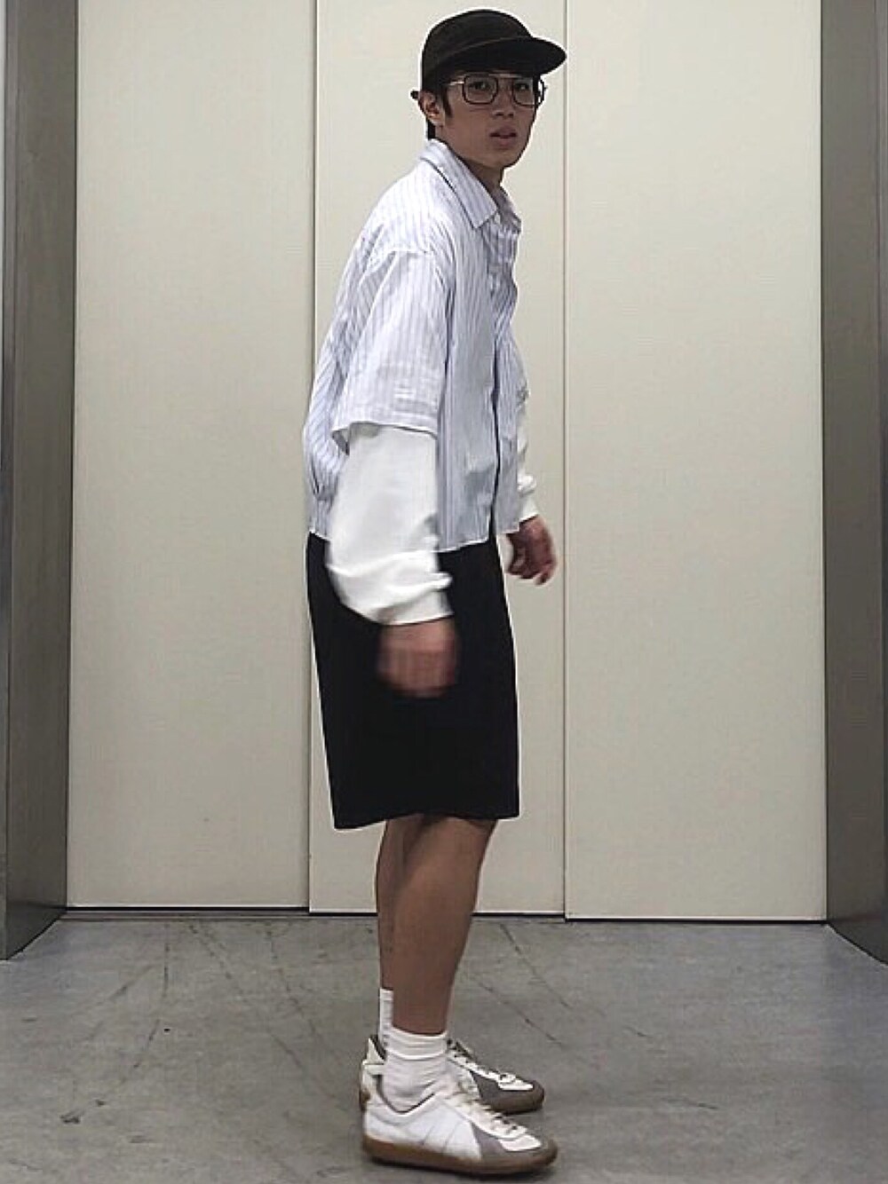 「キャップ、ショーツ、ショートパンツ、夏コーデ、大学生コーデ、韓国ファッション、ジャーマントレーナー」｜「TEATORAのウォレットショーツリゾート（パンツ、ブラック系）」を使った、ナイスさん（メンズ・169cm）の夏コーディネートの1枚目の写真