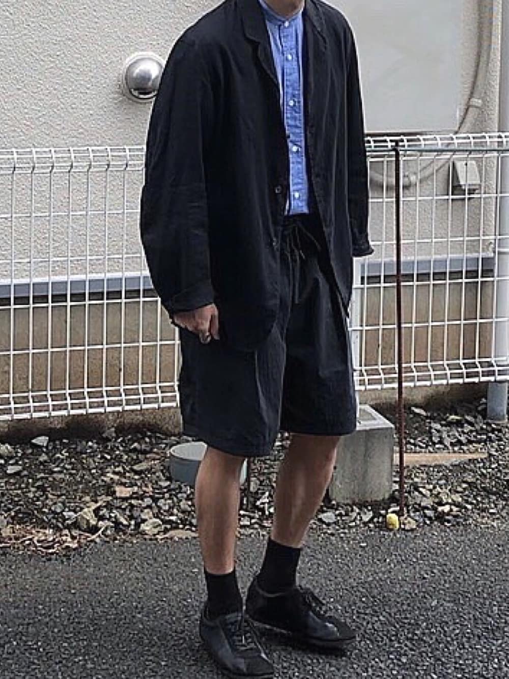 「ショーツ、ショートパンツ、COMOLI、コモリシャツ、バンドカラーシャツ、セットアップ、Hender Scheme、エンダースキーマ、大学生コーデ、夏コーデ」｜「TEATORAのウォレットショーツリゾート（パンツ、ブラック系）」を使った、ナイスさん（メンズ・169cm）の夏コーディネートの1枚目の写真