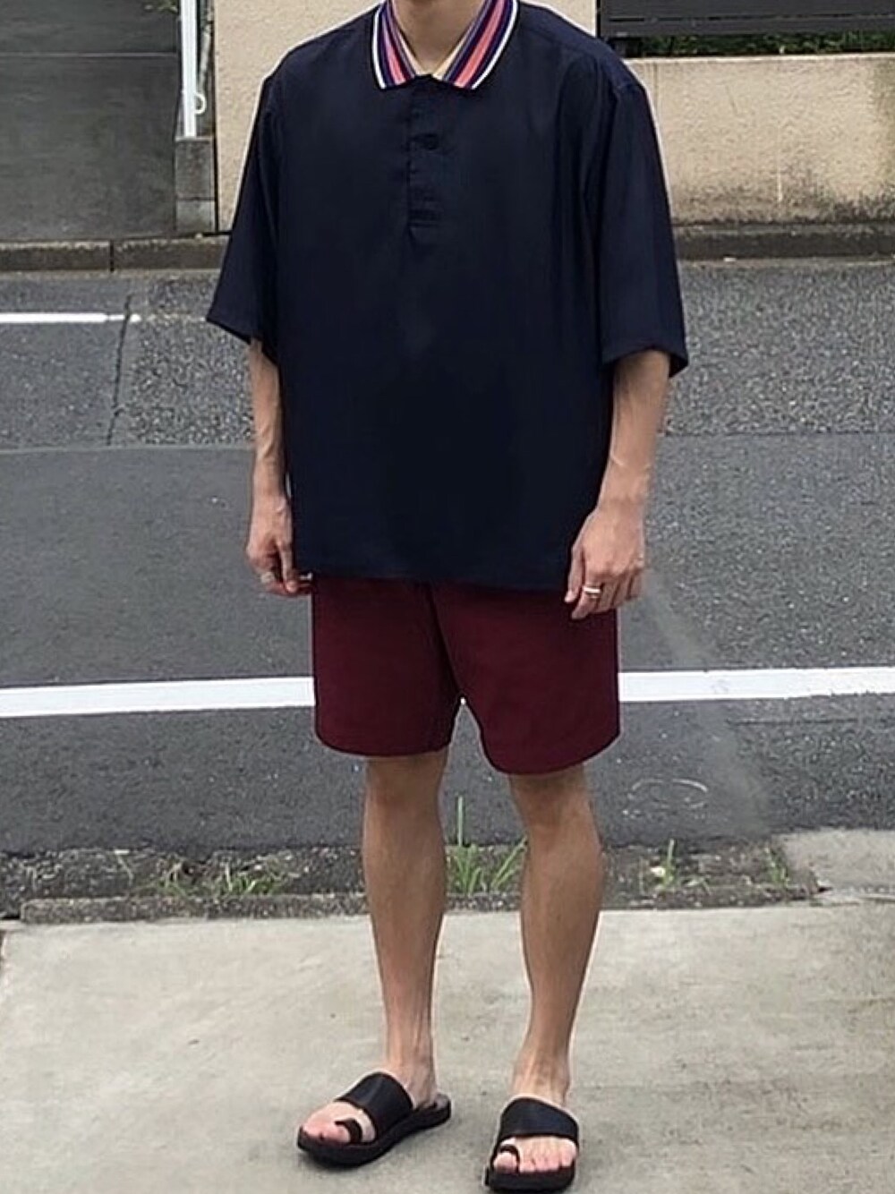 「ポロシャツ、TOGA、ショーツ、ショートパンツ、サンダル、JUTTA NUEMANN、夏コーデ、大学生コーデ」｜「E.TAUTZのアイテム（パンツ、レッド系）」を使った、ナイスさん（メンズ・169cm）の夏コーディネートの1枚目の写真