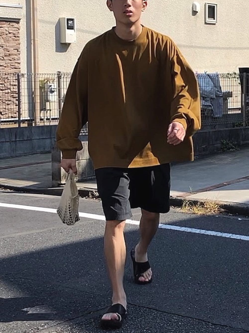 「夏コーデ、ショーツ、ショートパンツ、JUTTA NUEMANN、サンダル、長袖×短パン、TEATORA、休日スタイル、ootd」｜「TEATORAのウォレットショーツリゾート（パンツ、ブラック系）」を使った、ナイスさん（メンズ・169cm）の夏コーディネートの1枚目の写真
