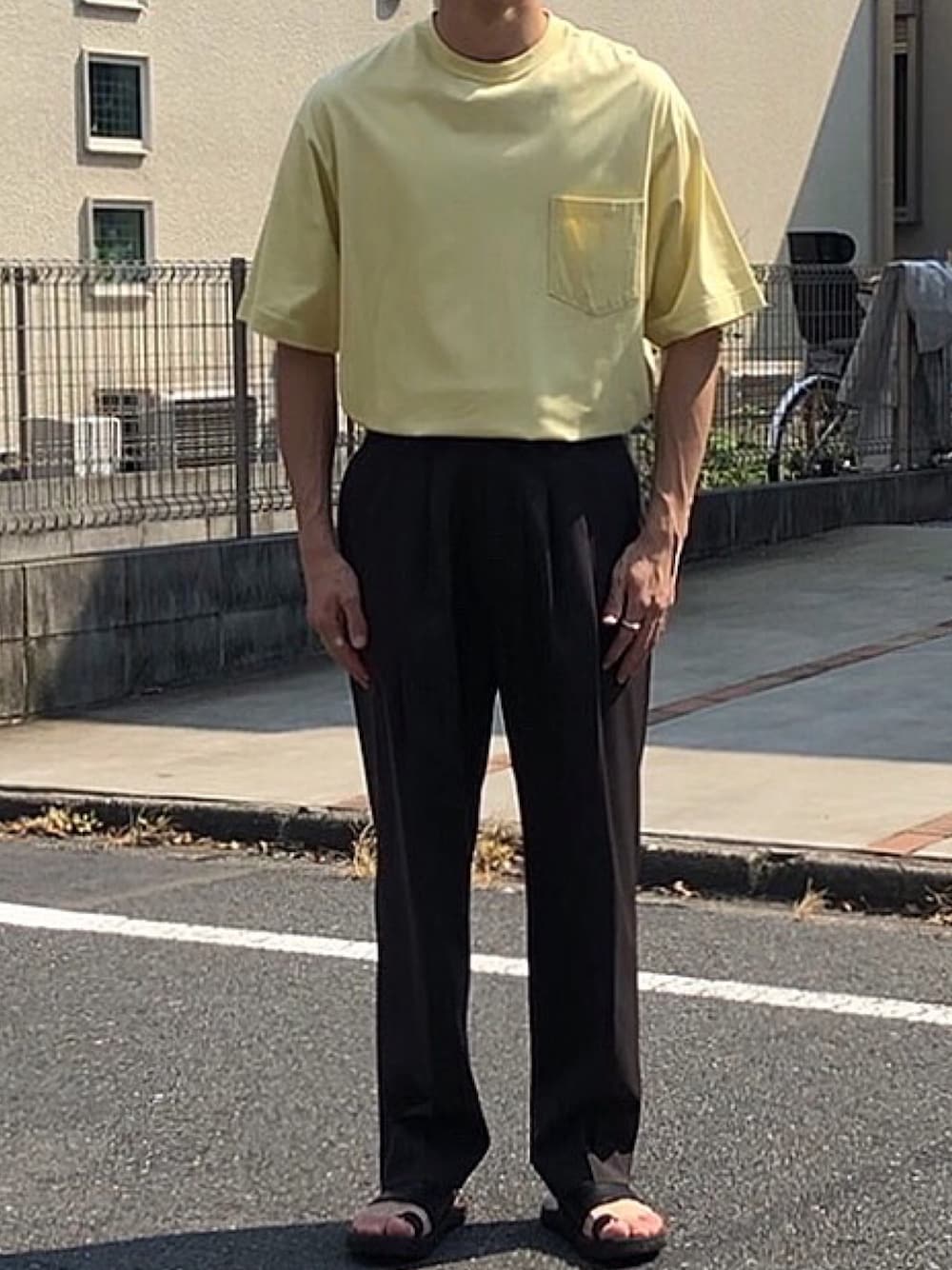「タックイン、夏コーデ、stein、大学生コーデ、夏、サンダル、JUTTA NUEMANN」｜「steinのアイテム（スラックス、ブラウン系）」を使った、ナイスさん（メンズ・169cm）の夏コーディネートの1枚目の写真
