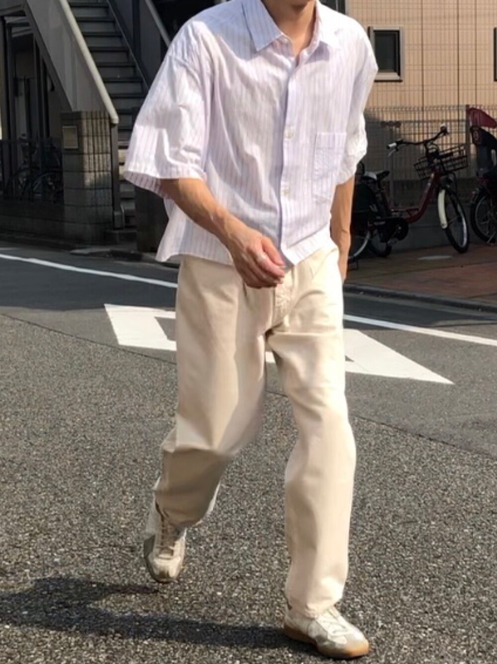 「夏コーデ、ストライプシャツ、白パンツ、ジャーマントレーナー、大学生コーデ、ホワイトコーデ」｜「EVCONのアイテム（デニムパンツ、ホワイト系）」を使った、ナイスさん（メンズ・169cm）の夏コーディネートの1枚目の写真