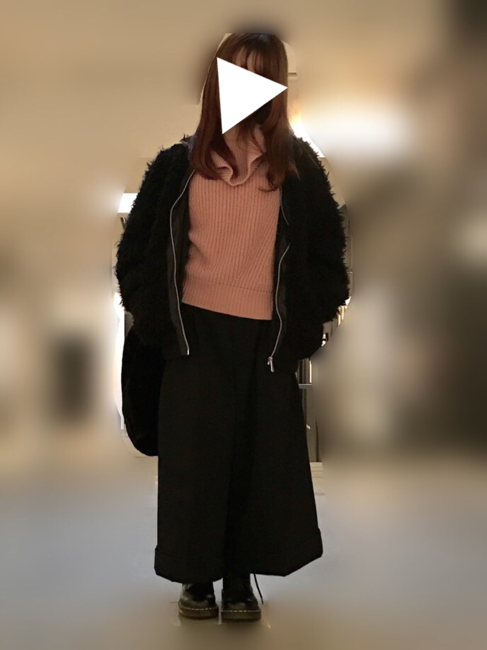 ブラック系のブルゾン、ピンク系のニット/セーター、ブラック系のその他パンツを着用したレディースの冬コーディネートの1枚目の写真