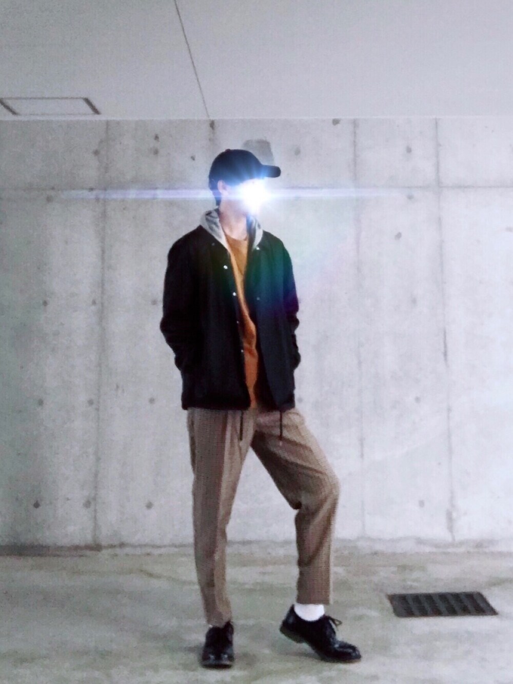 「チェックパンツ、秋冬、コーチジャケット、革靴、おしゃれさんと繋がりたい」｜「GUのアイテム（キャップ、ブラック系）」を使った、M/Sさん（メンズ・178cm）の秋コーディネートの1枚目の写真