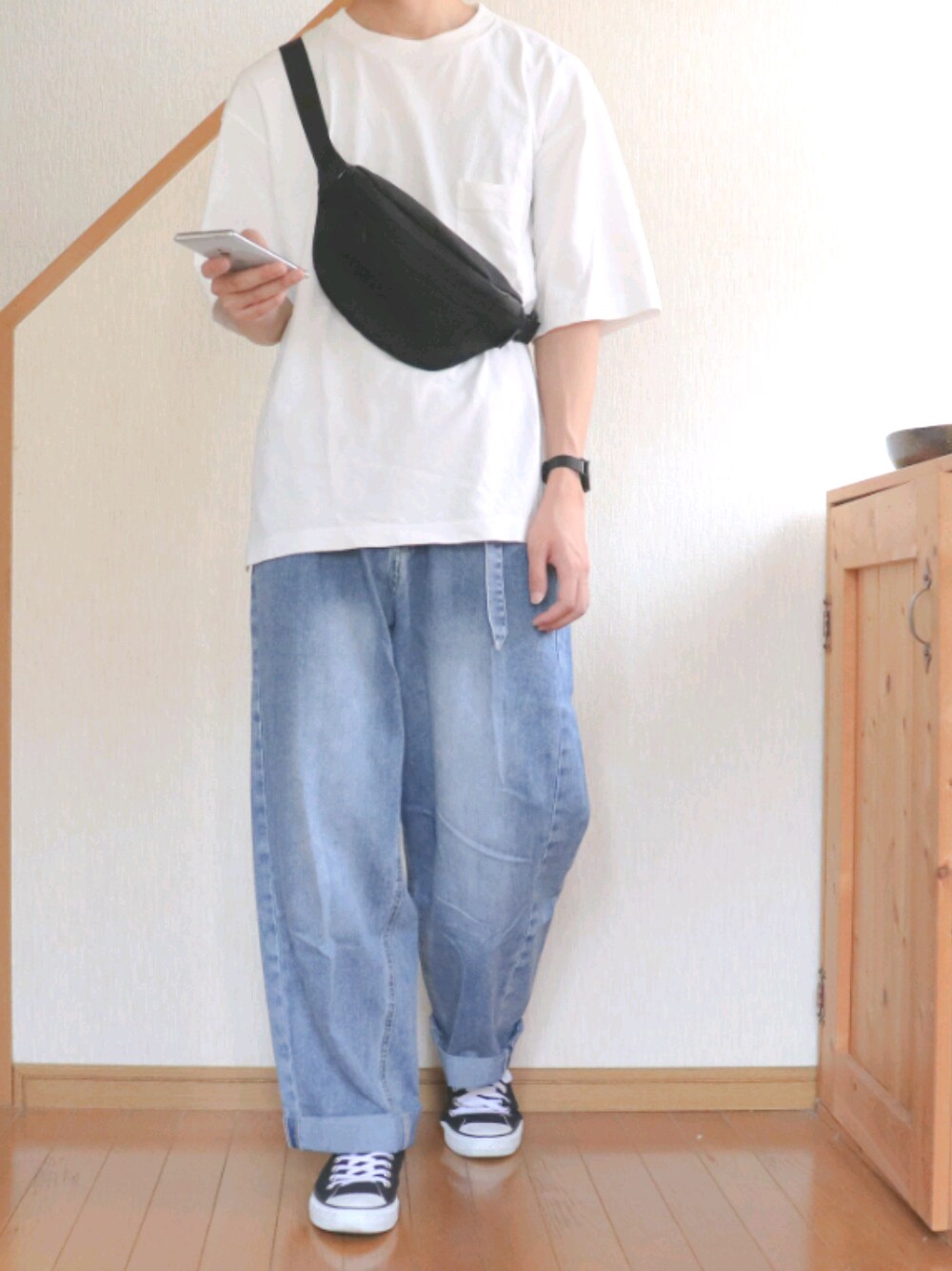 ホワイト系のTシャツ/カットソー、その他のデニムパンツ、ブラック系のボディバッグ/ウエストポーチを着用したメンズの夏コーディネートの1枚目の写真