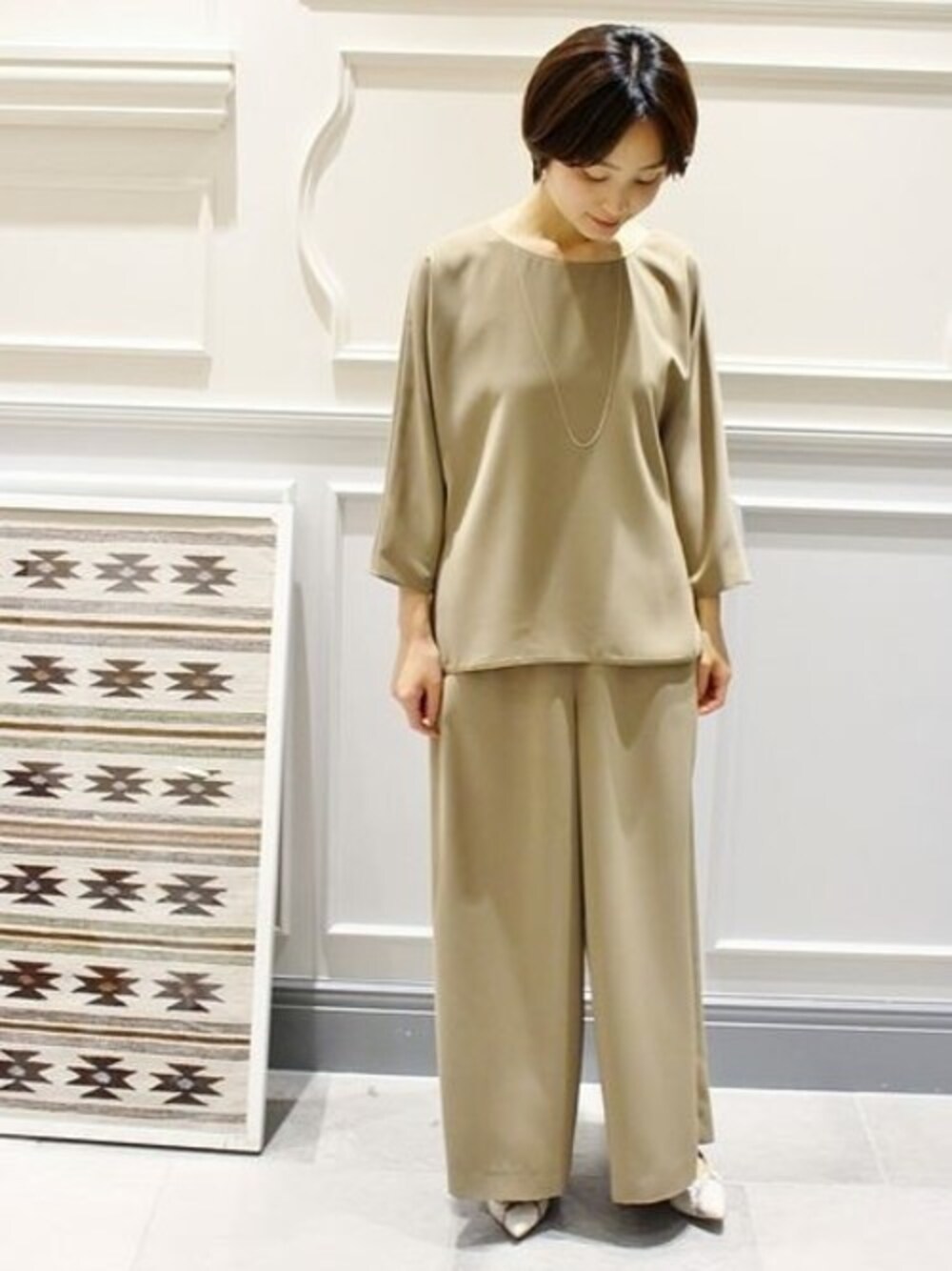 イエロー系のその他パンツ、イエロー系のシャツ/ブラウス、グレー系のパンプスを着用したレディースの春コーディネートの1枚目の写真