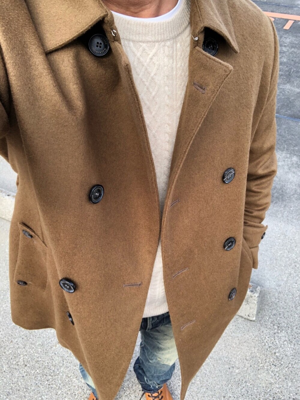 「きれいめカジュアル、休日スタイル、デニムパンツ」｜「BEAMS Fの【予約】MACKINTOSH / "FETLAR"トレンチコート（トレンチコート、イエロー系）」を使った、hiro(⁎⁍̴̆Ɛ⁍̴̆⁎)さん（メンズ・177cm）の冬コーディネートの1枚目の写真