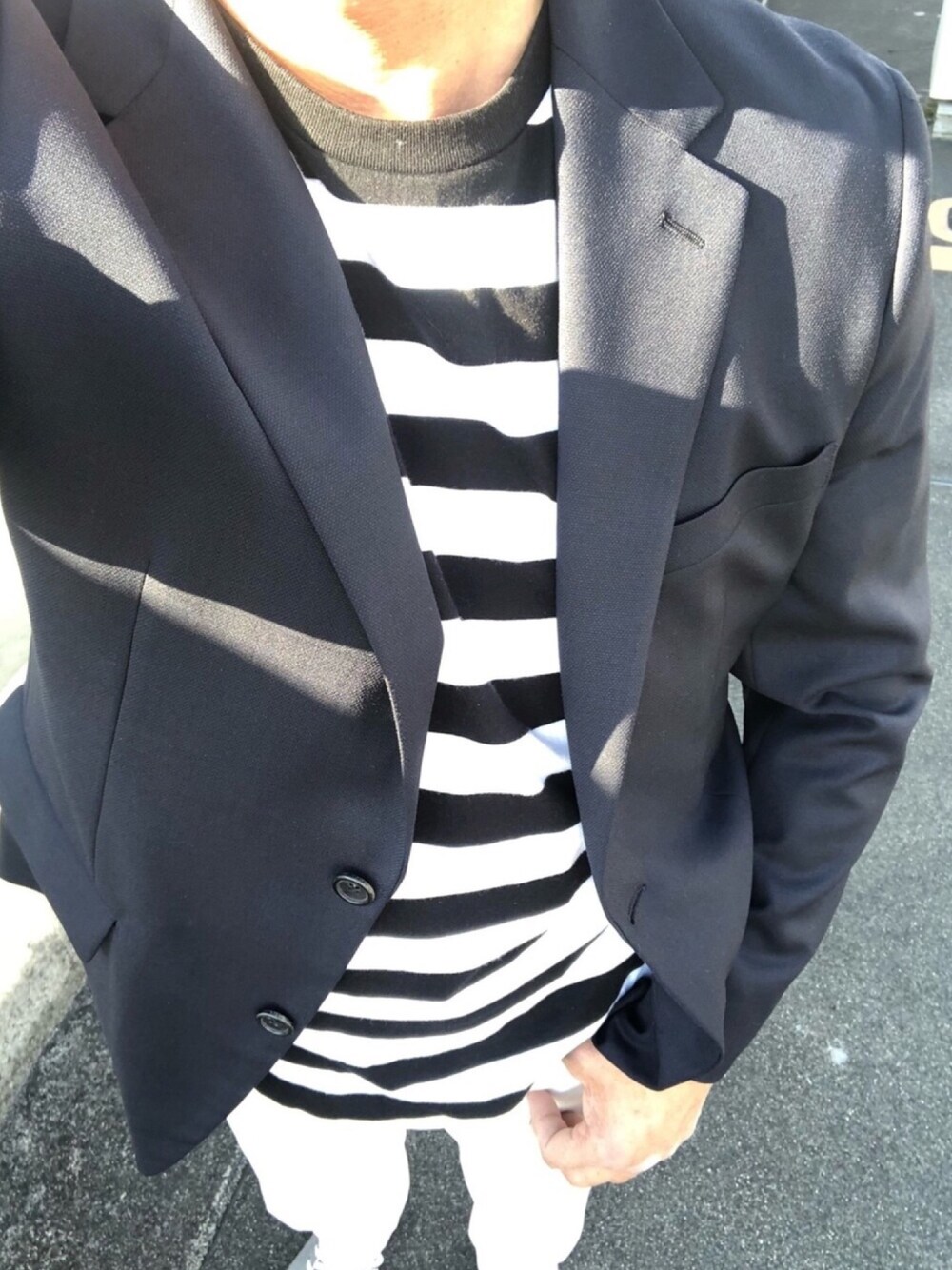 ブルー系のテーラードジャケット、ホワイト系のデニムパンツ、グレー系のスニーカーを着用したメンズの春コーディネートの1枚目の写真