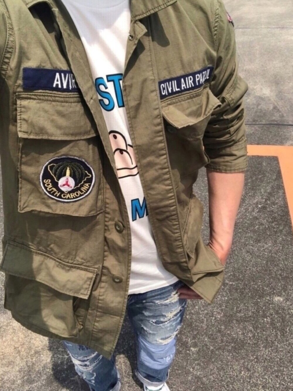 ブルー系のデニムパンツ、ホワイト系のTシャツ/カットソー、ホワイト系の雑貨/ホビーを着用したメンズの春コーディネートの1枚目の写真