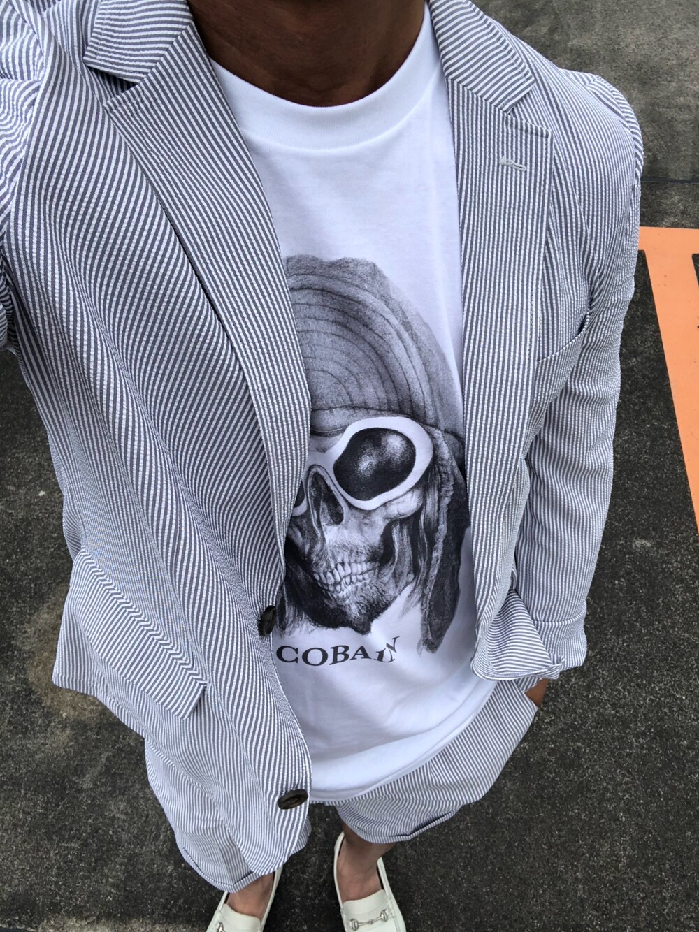 ホワイト系のTシャツ/カットソー、その他のテーラードジャケット、その他のその他パンツを着用したメンズの夏コーディネートの1枚目の写真
