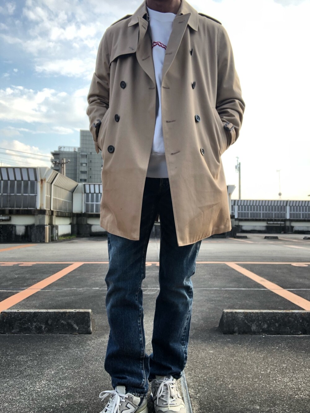「休日スタイル、春コーデ、シンプルコーデ」｜「UNITED TOKYOのボンディングギャバショートトレンチ（トレンチコート、ベージュ系）」を使った、hiro(⁎⁍̴̆Ɛ⁍̴̆⁎)さん（メンズ・177cm）の春コーディネートの1枚目の写真