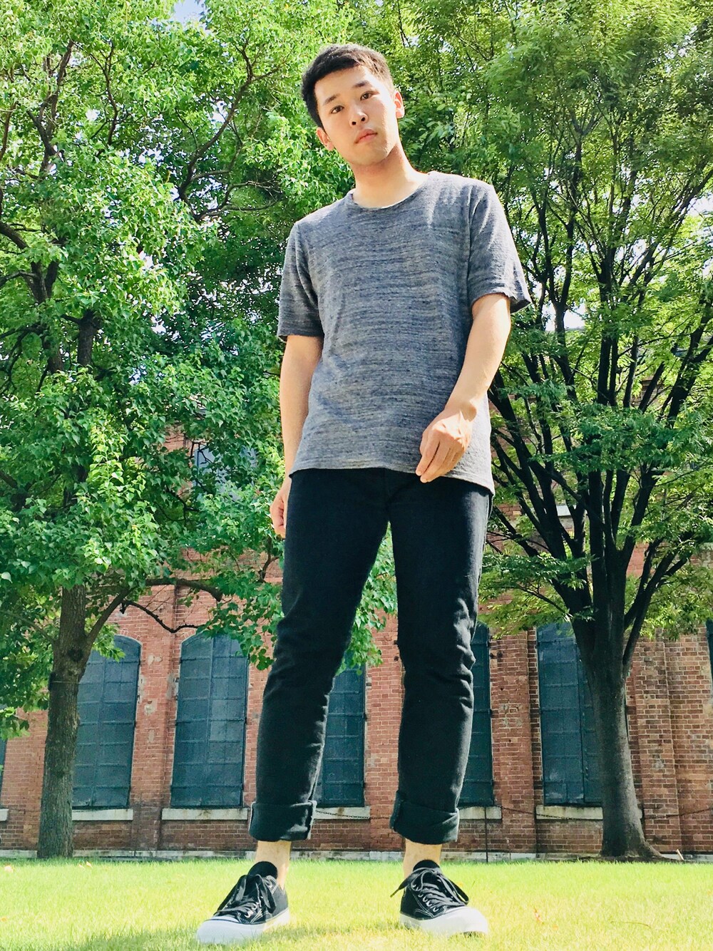 ブラック系のTシャツ/カットソー、ブラック系のデニムパンツ、ブラック系のスニーカーを着用したメンズの夏コーディネートの1枚目の写真