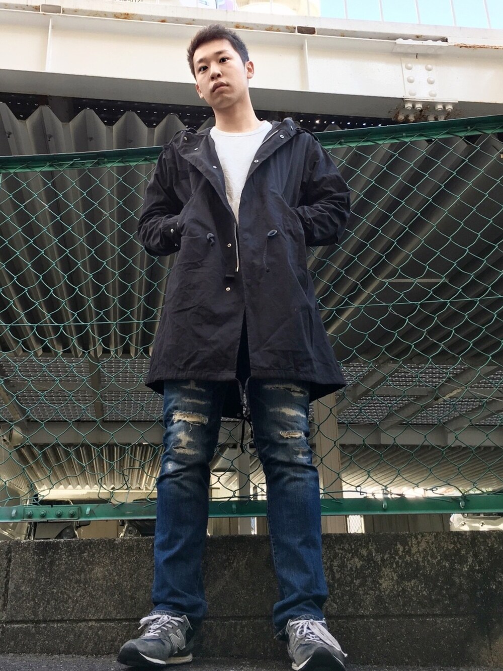 ブラック系のモッズコート、ホワイト系のTシャツ/カットソー、ブルー系のデニムパンツを着用したメンズの秋コーディネートの1枚目の写真