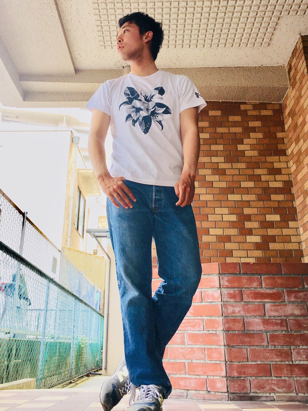 ホワイト系のTシャツ/カットソー、ブルー系のデニムパンツ、ブルー系のスニーカーを着用したメンズの夏コーディネートの1枚目の写真