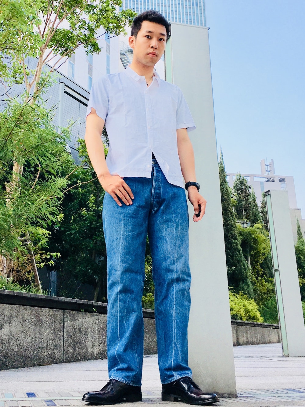 ホワイト系のシャツ/ブラウス、ブルー系のデニムパンツ、レッド系のドレスシューズを着用したメンズの夏コーディネートの1枚目の写真