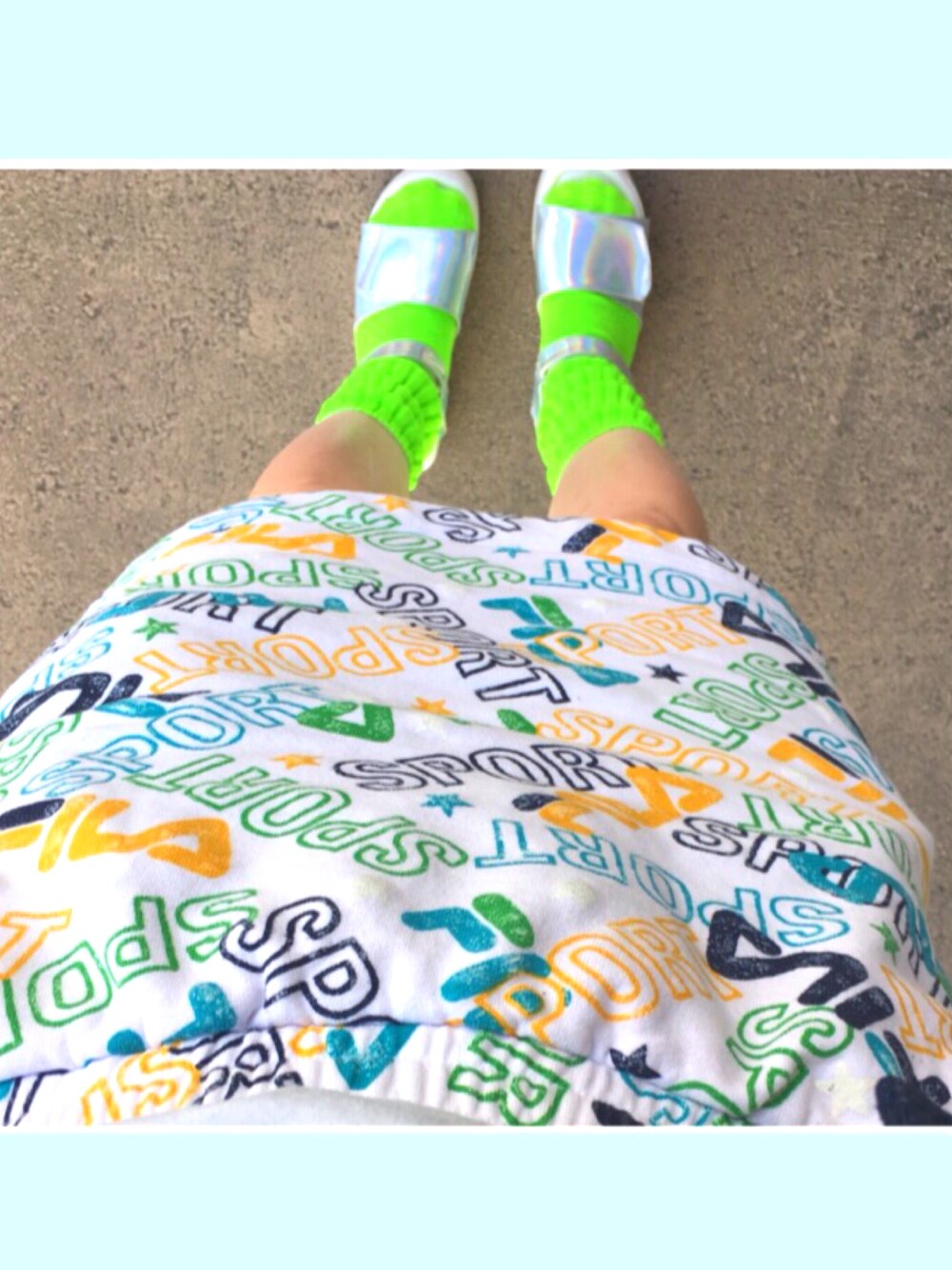 シルバー系のサンダル、ホワイト系のスカート、ホワイト系のTシャツ/カットソーを着用したレディースの春コーディネートの1枚目の写真