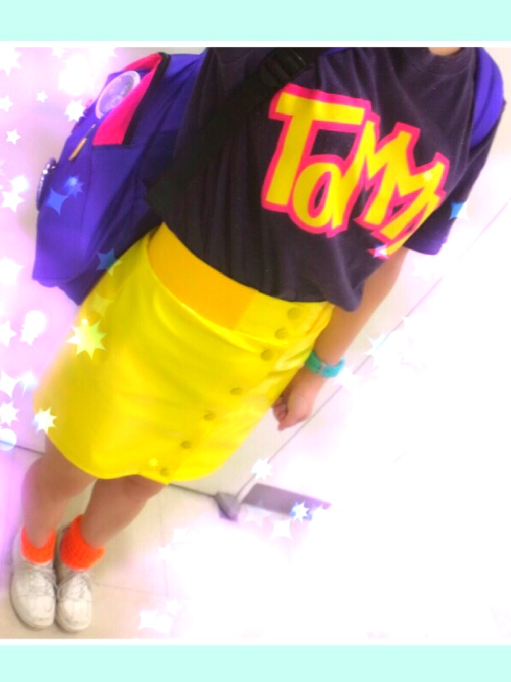 パープル系のTシャツ/カットソー、イエロー系のスカート、ホワイト系のスニーカーを着用したレディースの春コーディネートの1枚目の写真